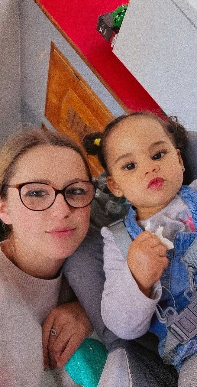 Gahëira a rejoint le concours — aidez-le/la à gagner de superbes lots ! cheek, chin, ear, eyebrow, eyelash, face, finger, forehead, gesture, glasses, hairstyle, happy, head, iris, lip, mouth, nose, organ, person, skin