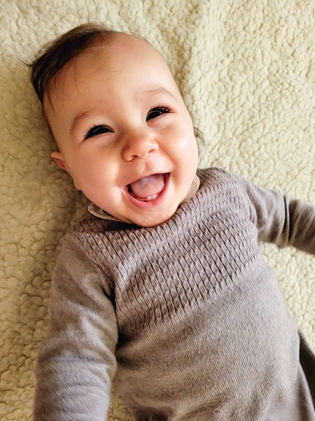 Fiona participe au concours pour gagner de l'argent avec cette photo : baby, baby_laughing, baby_toddler_clothing, cheek, chin, collar, comfort, eye, face, happy, head, iris, lip, nose, outerwear, pattern, person, skin, sleeve, smile