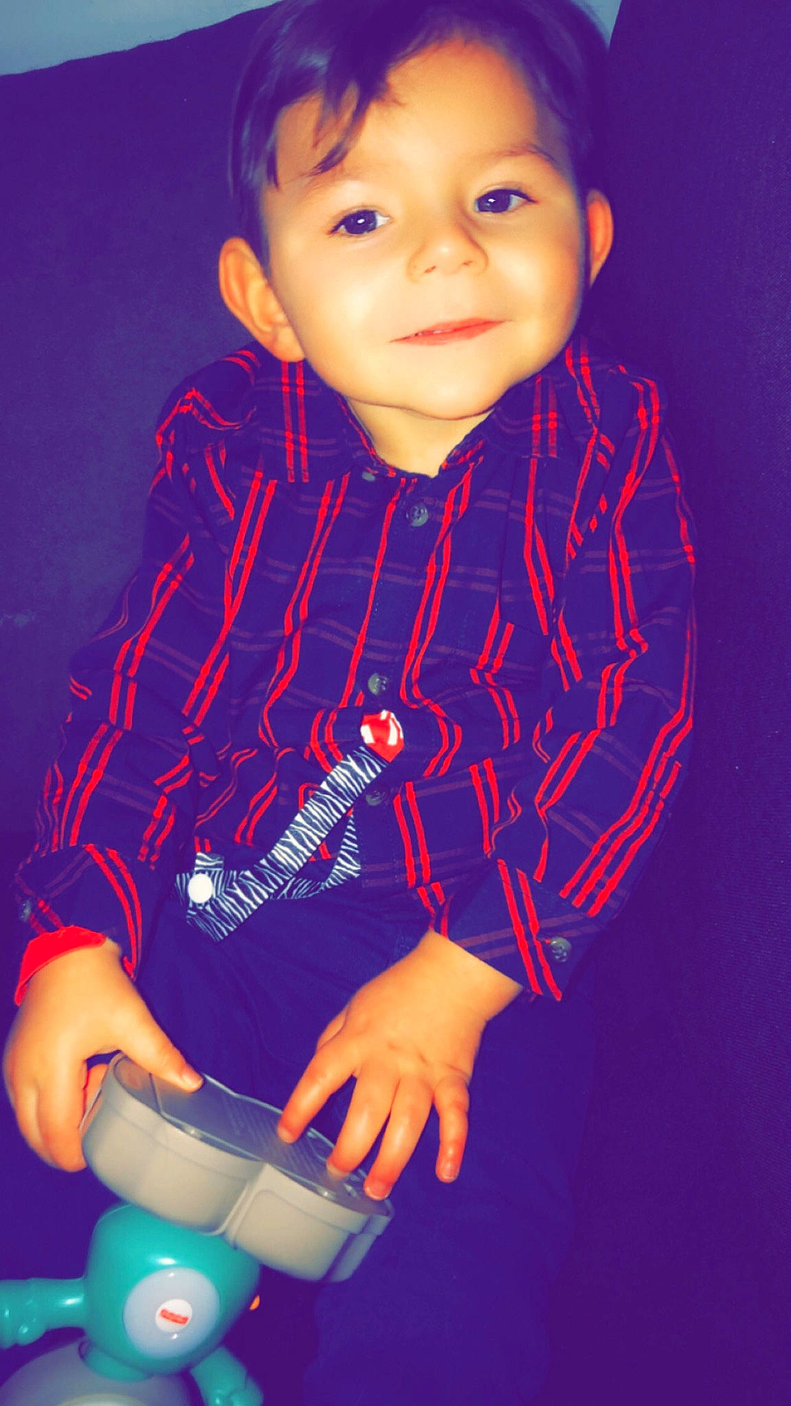 Lissandro a rejoint le concours — aidez-le/la à gagner de superbes lots ! baby, baby_toddler_clothing, blue, child, cool, elbow, electric_blue, finger, flash_photography, gesture, happy, light, person, purple, red, sleeve, smile, t_shirt, thumb, toddler