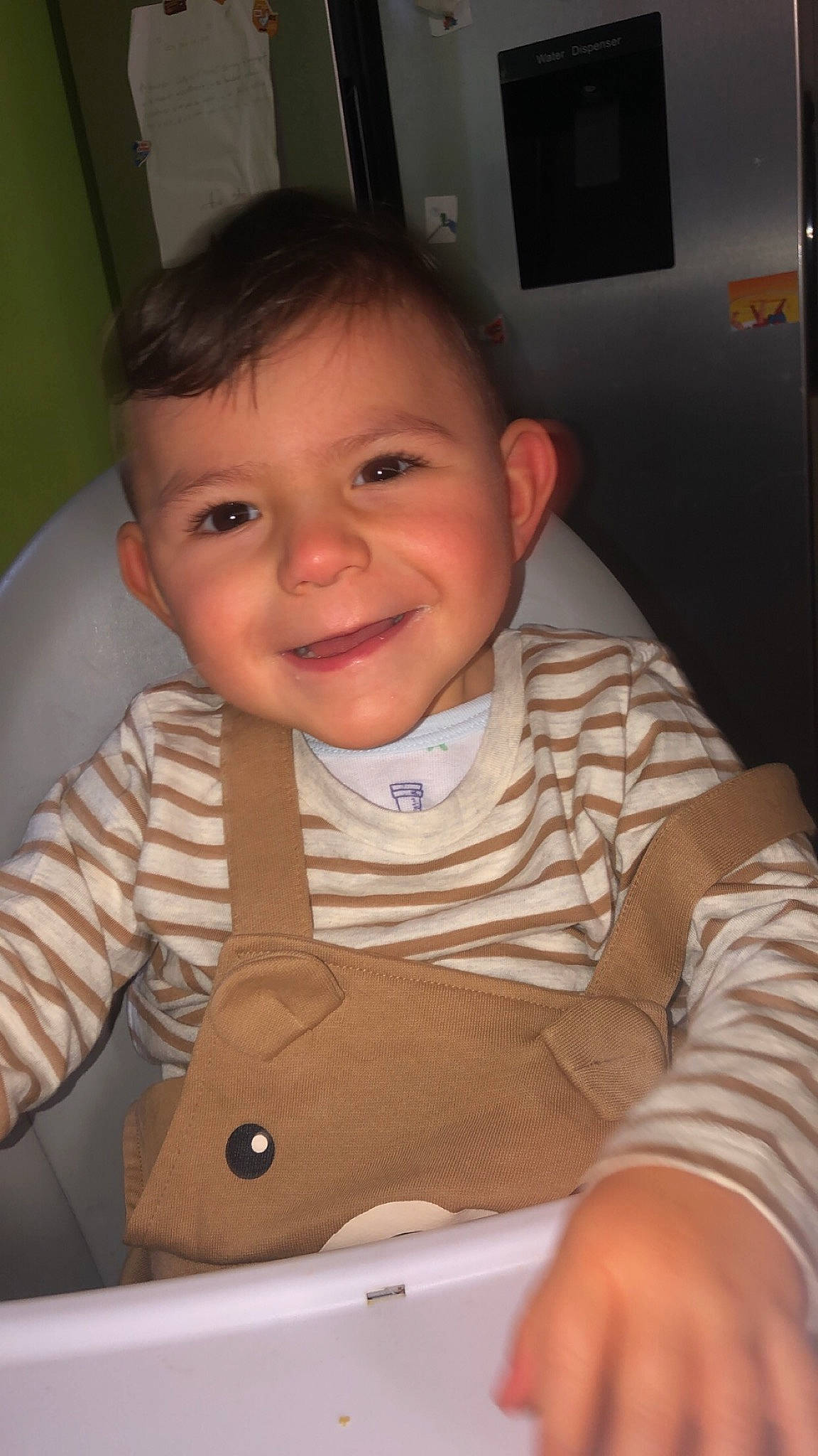 Lissandro participe au concours pour gagner de l'argent avec cette photo : baby, baby_products, baby_toddler_clothing, bib, cheek, child, comfort, ear, eyebrow, finger, iris, joy, laugh, mouth, organ, overall, person, skin, sleeve, toddler