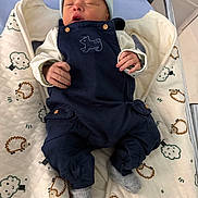 Mylann a rejoint le concours — aidez-le/la à gagner de superbes lots ! newborn, baby, sleeping, infant, blanket, clothing, beanie, overalls, cute, soft, pattern, hedgehog, tree, cozy, indoor, resting, small, child, person, nursery