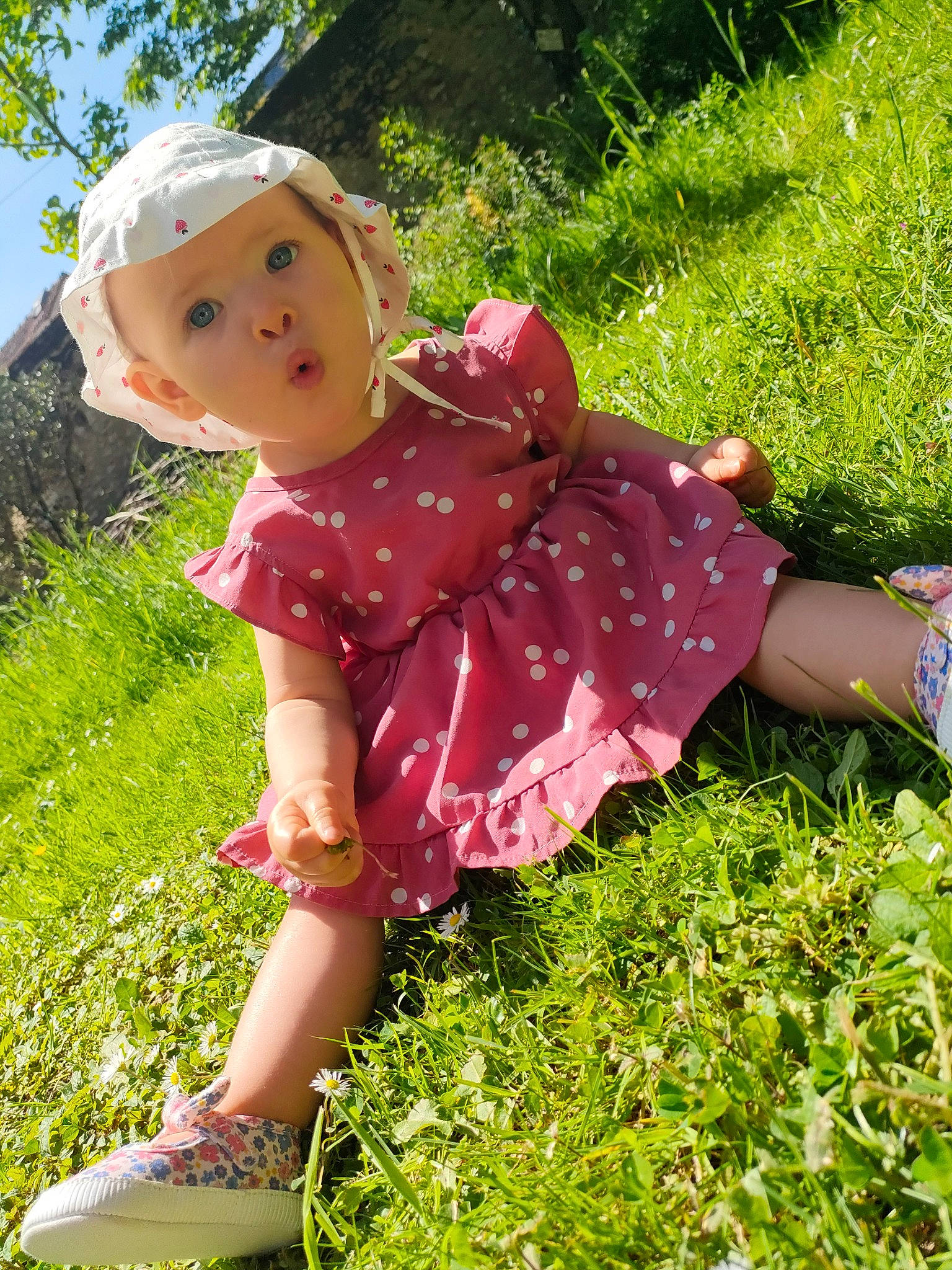 Méline a rejoint le concours — aidez-le/la à gagner de superbes lots ! child, doll, garden, grass, grass_family, grassland, green, groundcover, headwear, human_leg, leisure, magenta, meadow, pattern, people_in_nature, person, pink, plant, skin, sunlight