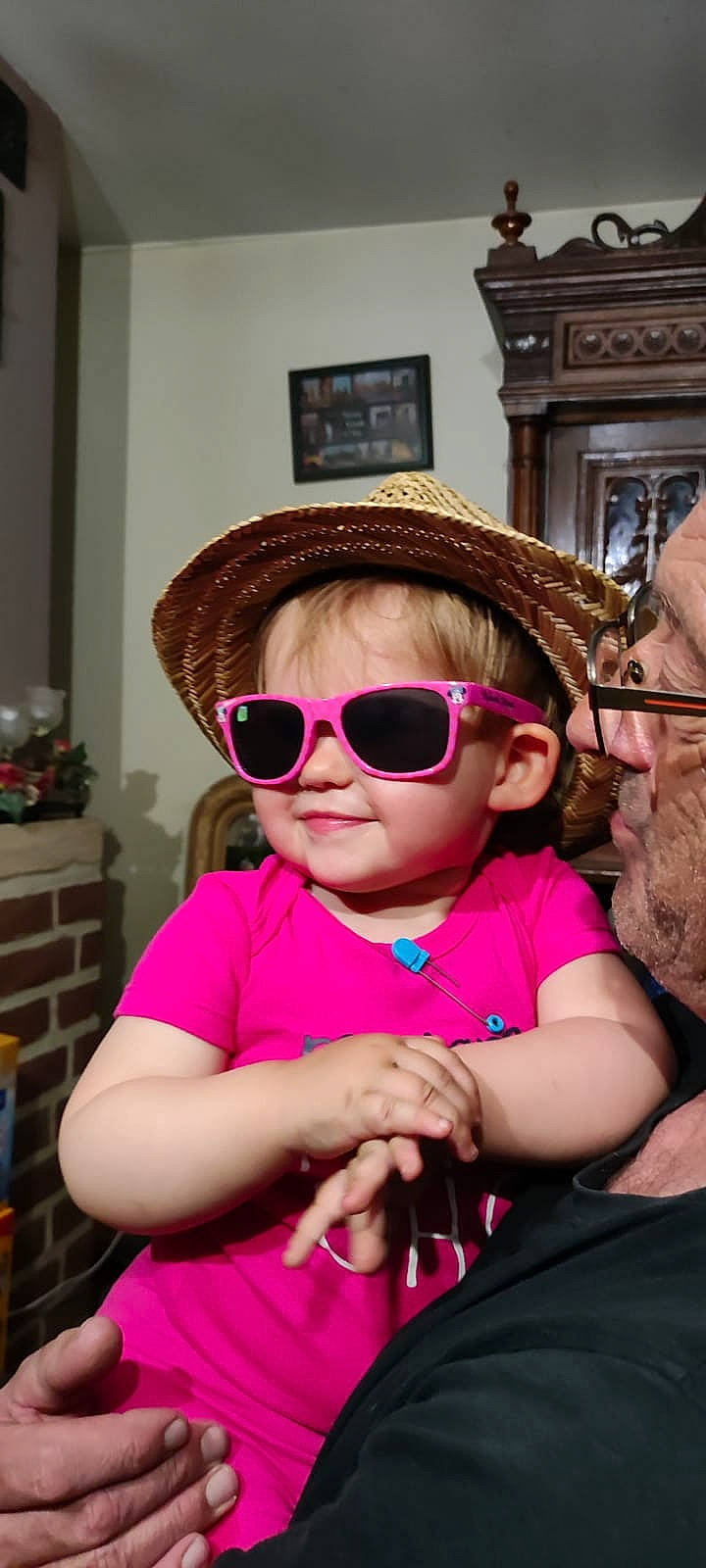 Victoire participe au concours pour gagner de l'argent avec cette photo : baby, baby_toddler_clothing, cap, event, eyewear, fun, glasses, goggles, happy, hat, lip, magenta, person, personal_protective_equipment, picture_frame, pink, plant, sun_hat, sunglasses, toddler