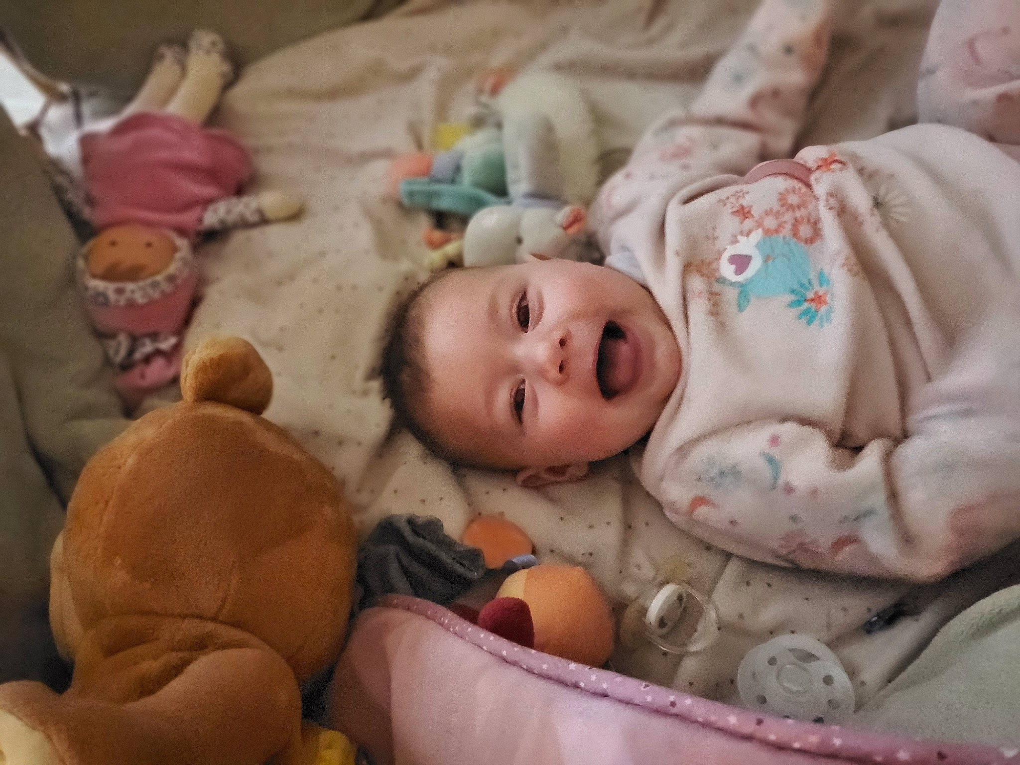 Zalone a rejoint le concours — aidez-le/la à gagner de superbes lots ! baby, baby_products, baby_toddler_clothing, bedtime, cheek, child, comfort, eye, grass, hat, iris, linens, lip, mouth, nose, person, room, skin, toddler, toy