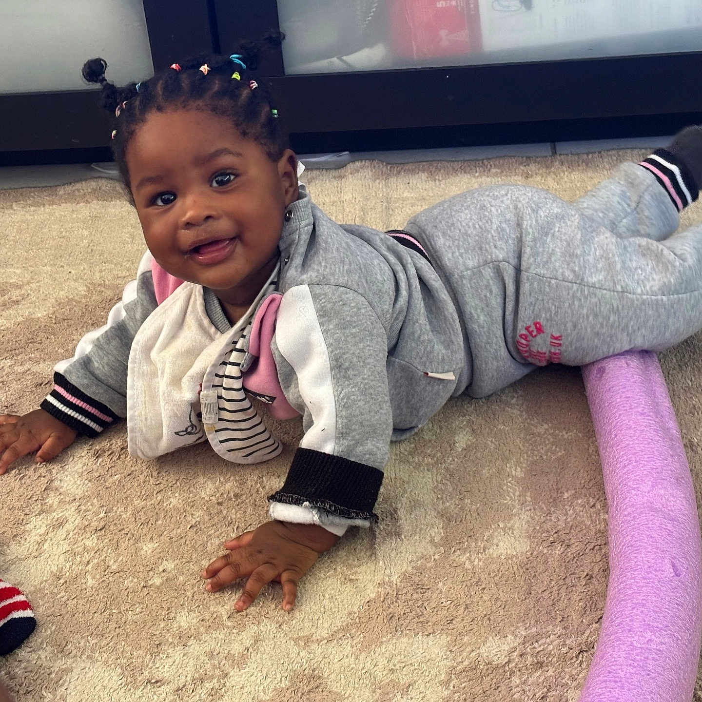 Khadija Kone participe au concours pour gagner de l'argent avec cette photo : baby, child, clothing, computerhardware, crawling, electronics, face, female, girl, hardware, head, hosiery, monitor, person, photography, portrait, screen, sitting, sock, tv