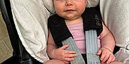 Jeanne a rejoint le concours — aidez-le/la à gagner de superbes lots ! baby, infant, car_seat, safety_harness, plush_toy, blanket, cushion, child, cute, smiling, indoors, person, seat, sitting, comfort, soft, clothing, skin, hand, legs