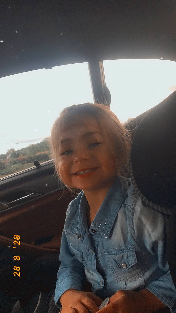 Mia participe au concours pour gagner de l'argent avec cette photo : air_travel, auto_part, automotive_design, automotive_exterior, automotive_window_part, car_seat, comfort, eyebrow, family_car, happy, joy, luxury_vehicle, passenger, person, sky, smile, tints_and_shades, toddler, travel, vehicle_door