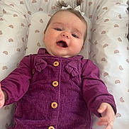 Siana a rejoint le concours — aidez-le/la à gagner de superbes lots ! baby, infant, smiling, lying_down, crib, baby_bedding, rainbow_pattern, purple_dress, corduroy, wooden_buttons, bow, pigtails, mobile, nursery, closeup, portrait, cute, hand, face, soft_toy