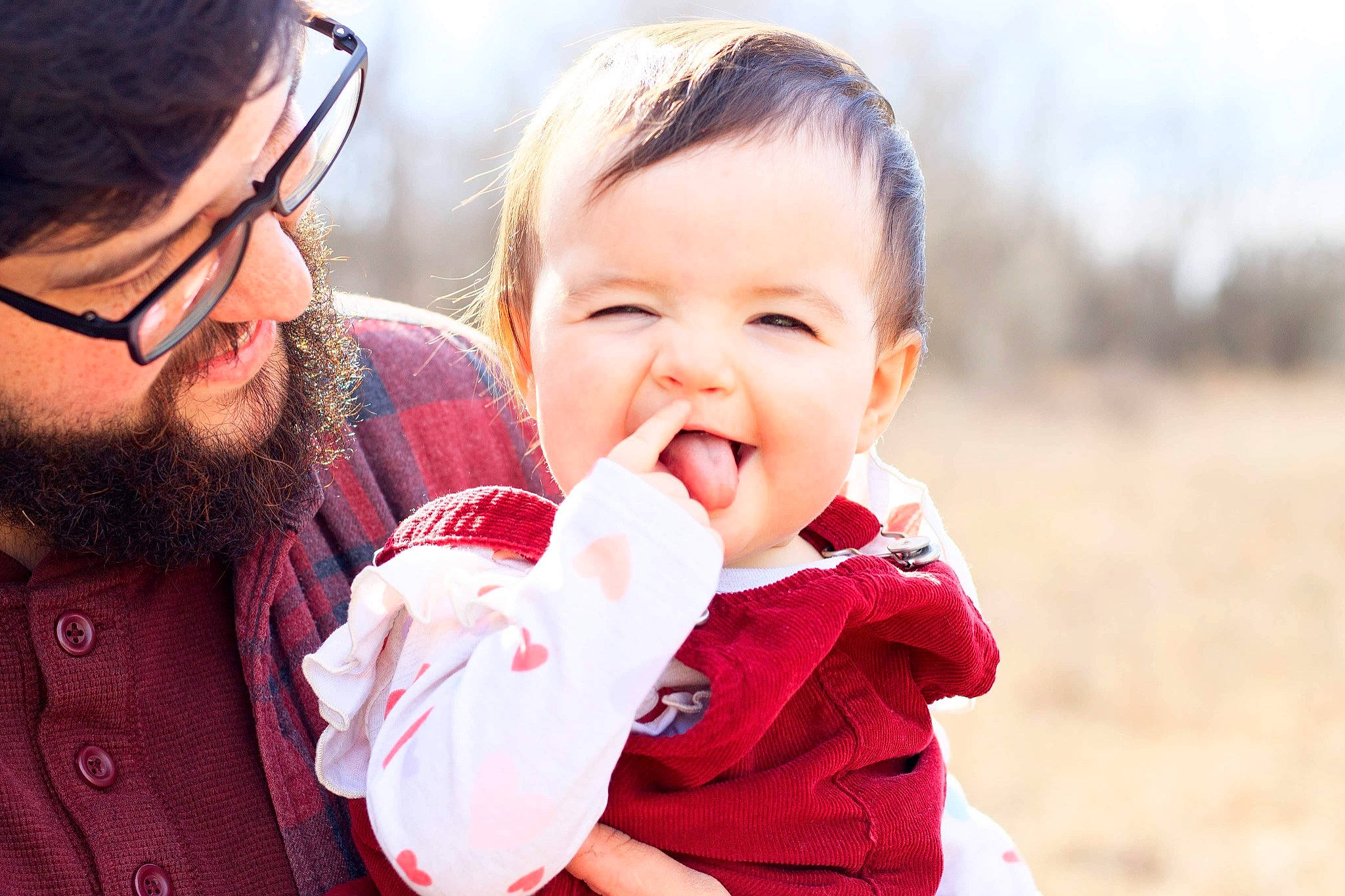 Isabel is registered to the contest to win money with this photo: baby, baby_toddler_clothing, beard, cheek, child, eyewear, fun, gesture, glasses, grass, happy, leisure, lip, nose, people_in_nature, person, skin, thumb, toddler, tree