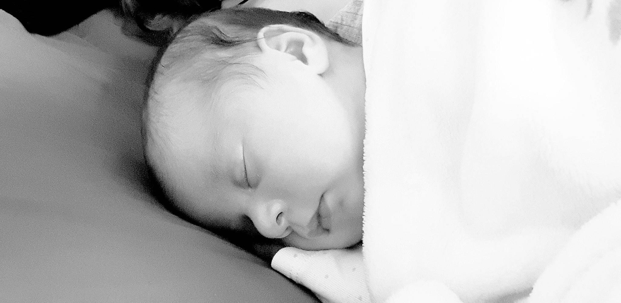 Selina participe au concours pour gagner de l'argent avec cette photo : baby, baby_sleeping, bedtime, black_and_white, child, face, hand, head, monochrome, monochrome_photography, mouth, nap, nose, person, photography, portrait_photography, skin, sleep, style, white