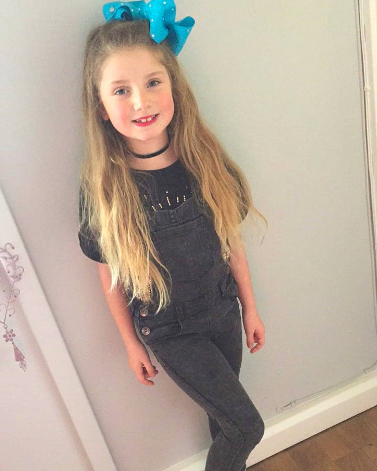 Frankie is registered to the contest to win money with this photo: blond, clothing, dress, fashion, hair, hairstyle, joy, long_hair, model, photo_shoot, tights