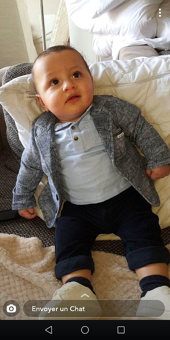 Raïs participe au concours pour gagner de l'argent avec cette photo : baby, baby_products, baby_toddler_clothing, cheek, child, leg, outerwear, person, product, sitting, skin, sleeve, toddler