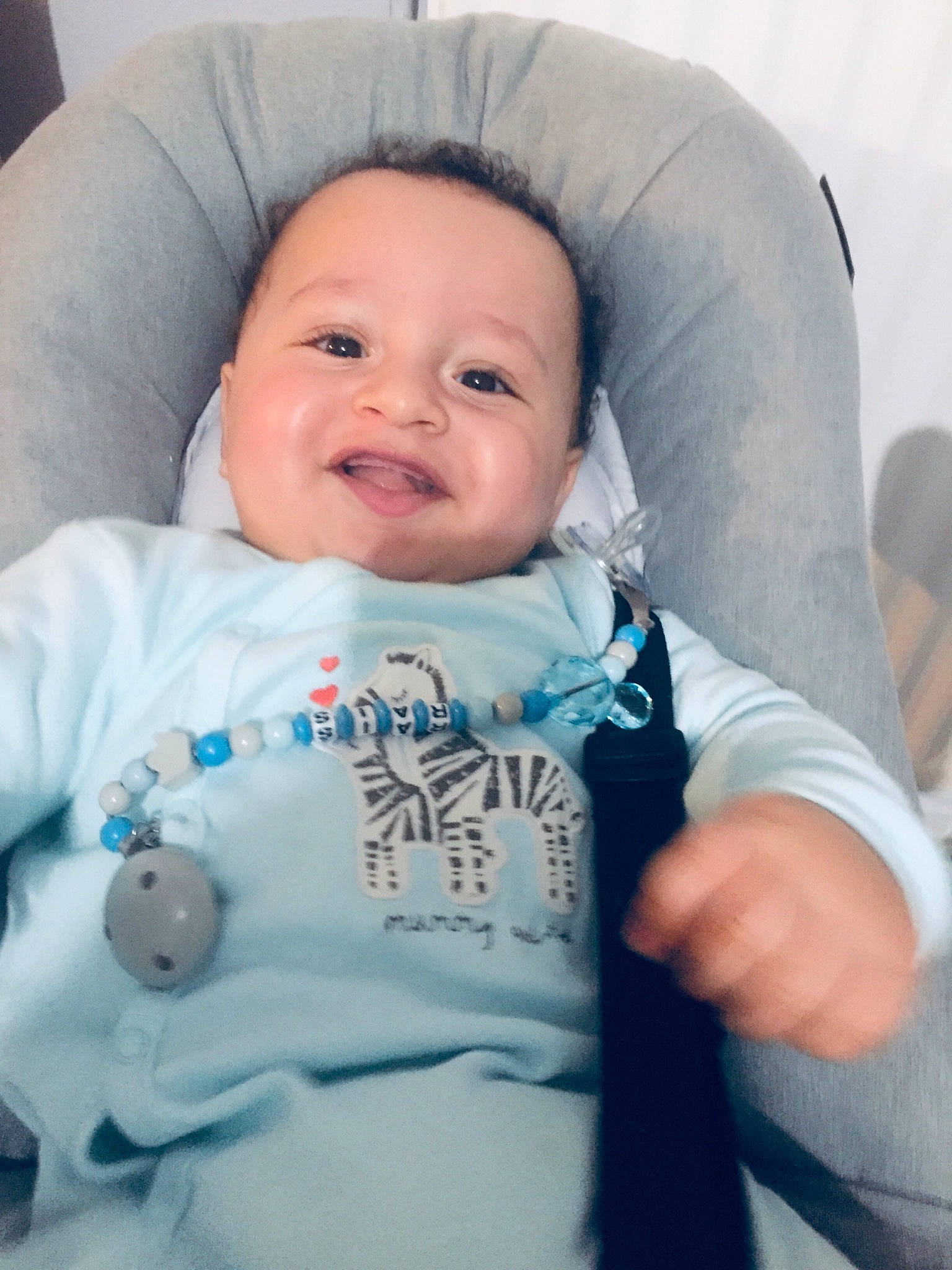 Raïs a rejoint le concours — aidez-le/la à gagner de superbes lots ! baby, baby_carriage, baby_in_car_seat, baby_products, birth, cheek, child, eye, face, forehead, hand, happy, head, iris, lip, nose, person, product, skin, smile