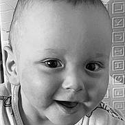 Louis participe au concours pour gagner de l'argent avec cette photo : baby, background, black_and_white, child, closeup, cute, expression, eyes, face, happy, head, indoors, infant, onesie, person, portrait, skin, smiling, texture, young