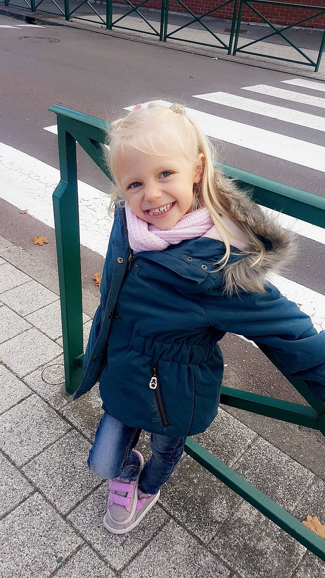 Athenaïs participe au concours pour gagner de l'argent avec cette photo : baby, blond, child, face, fun, head, jacket, jeans, joy, outerwear, person, play, playground, product, public_space, sitting, skin, smile, toddler, vacation