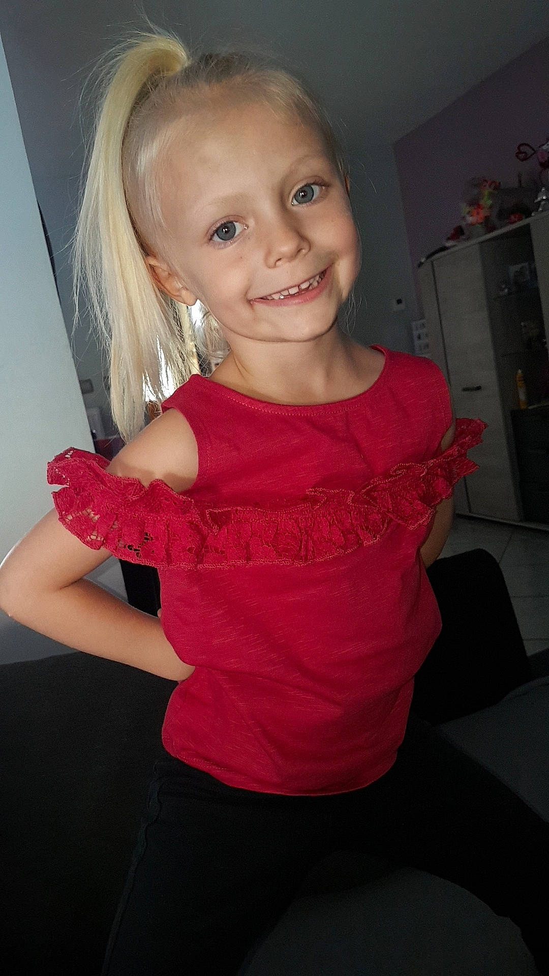 Athenaïs participe au concours pour gagner de l'argent avec cette photo : arm, blond, cheek, child, child_model, elbow, finger, joint, joy, lip, long_hair, neck, person, pink, shoulder, smile