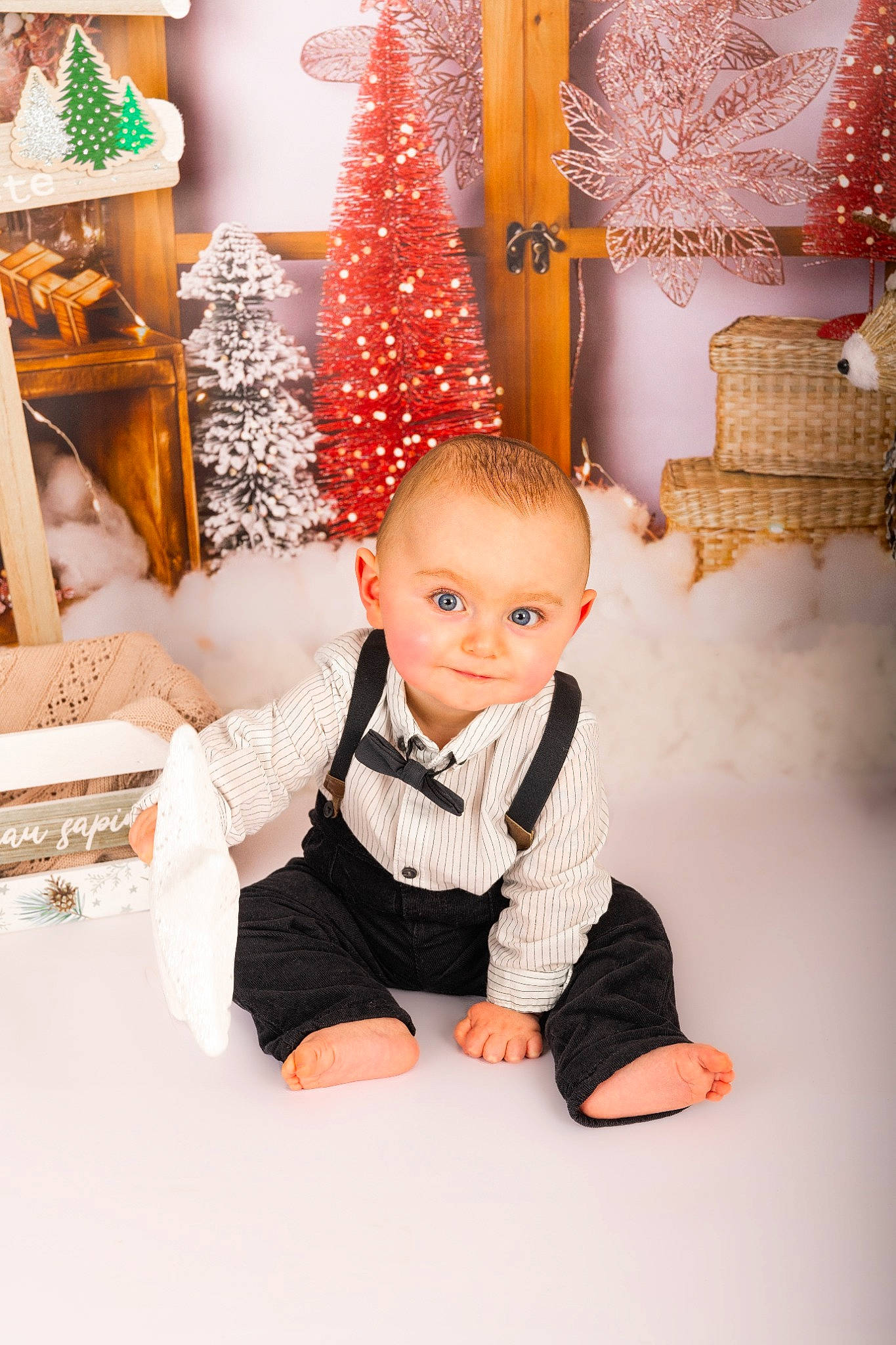 Sacha participe au concours pour gagner de l'argent avec cette photo : baby, baby_toddler_clothing, bow_tie, christmas, christmas_decoration, christmas_ornament, christmas_tree, collar, event, flooring, formal_wear, fun, happy, holiday, interior_design, ornament, person, sitting, sleeve, toddler