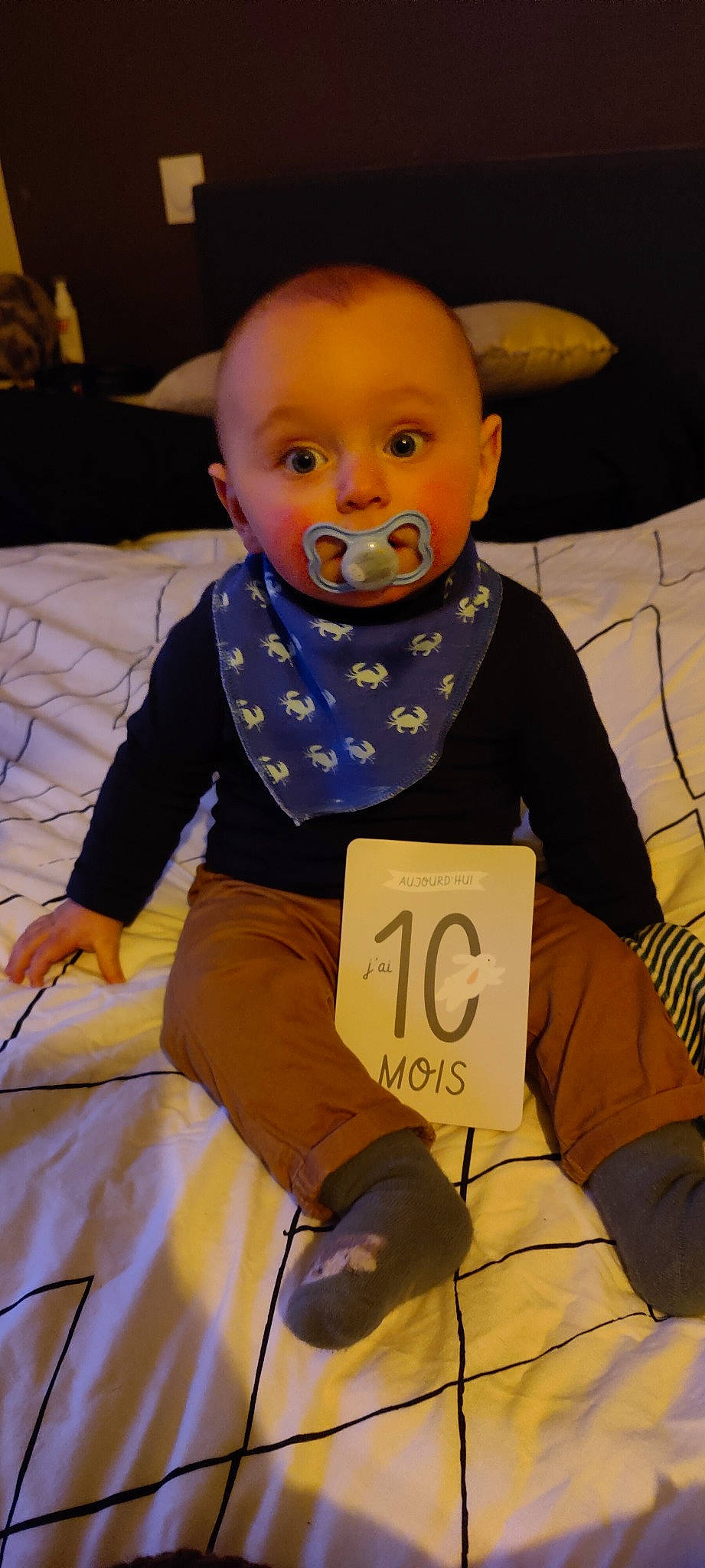 Sacha a rejoint le concours — aidez-le/la à gagner de superbes lots ! baby, baby_products, baby_safety, baby_toddler_clothing, cheek, child, comfort, event, flooring, fun, hairstyle, happy, pattern, people, person, play, room, sitting, sleeve, surprise