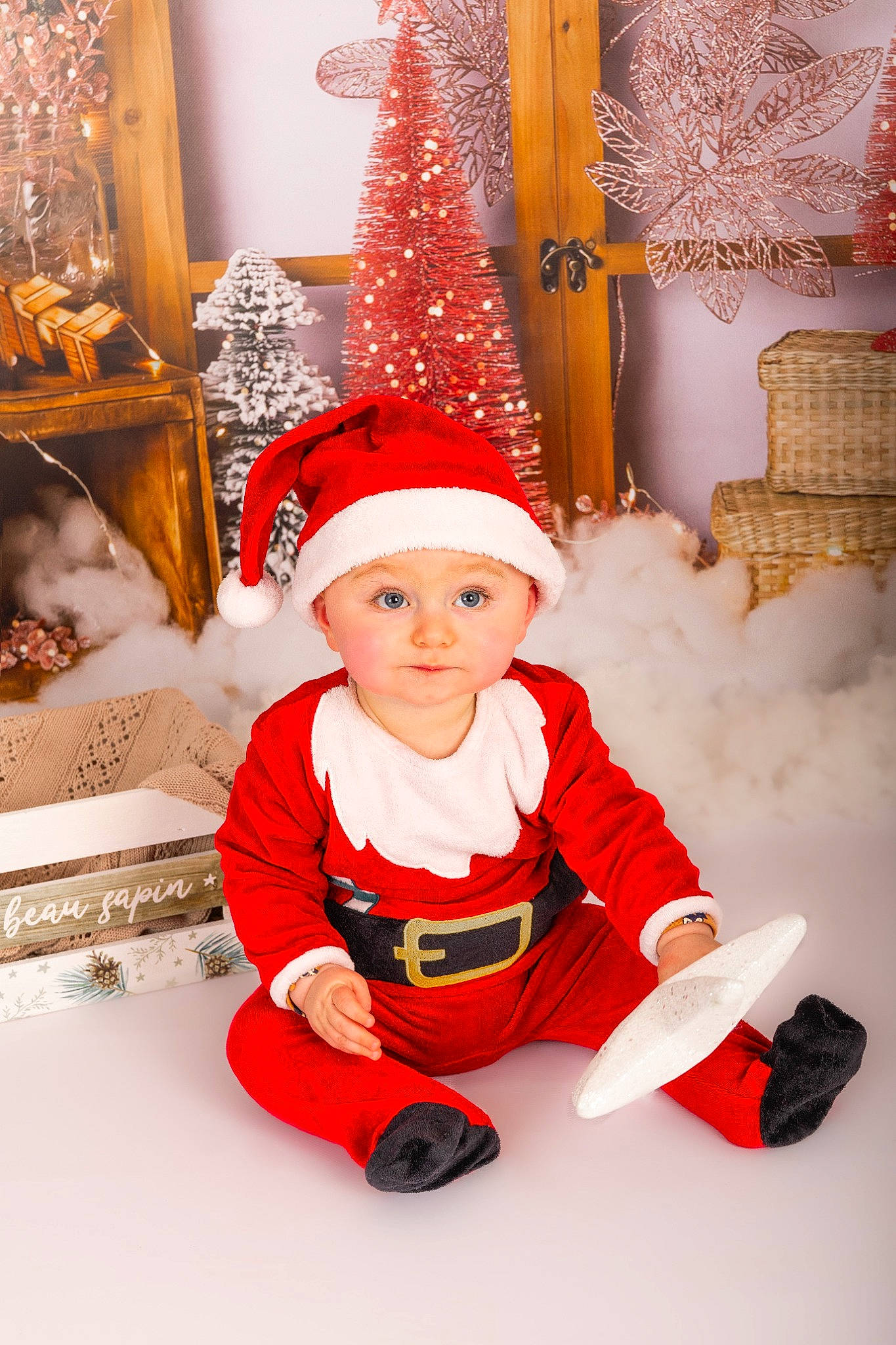 Sacha a rejoint le concours — aidez-le/la à gagner de superbes lots ! baby, baby_toddler_clothing, christmas, christmas_decoration, christmas_eve, christmas_ornament, christmas_tree, event, fictional_character, fun, happy, headwear, holiday, human_body, lap, ornament, person, red, santa_claus, sleeve