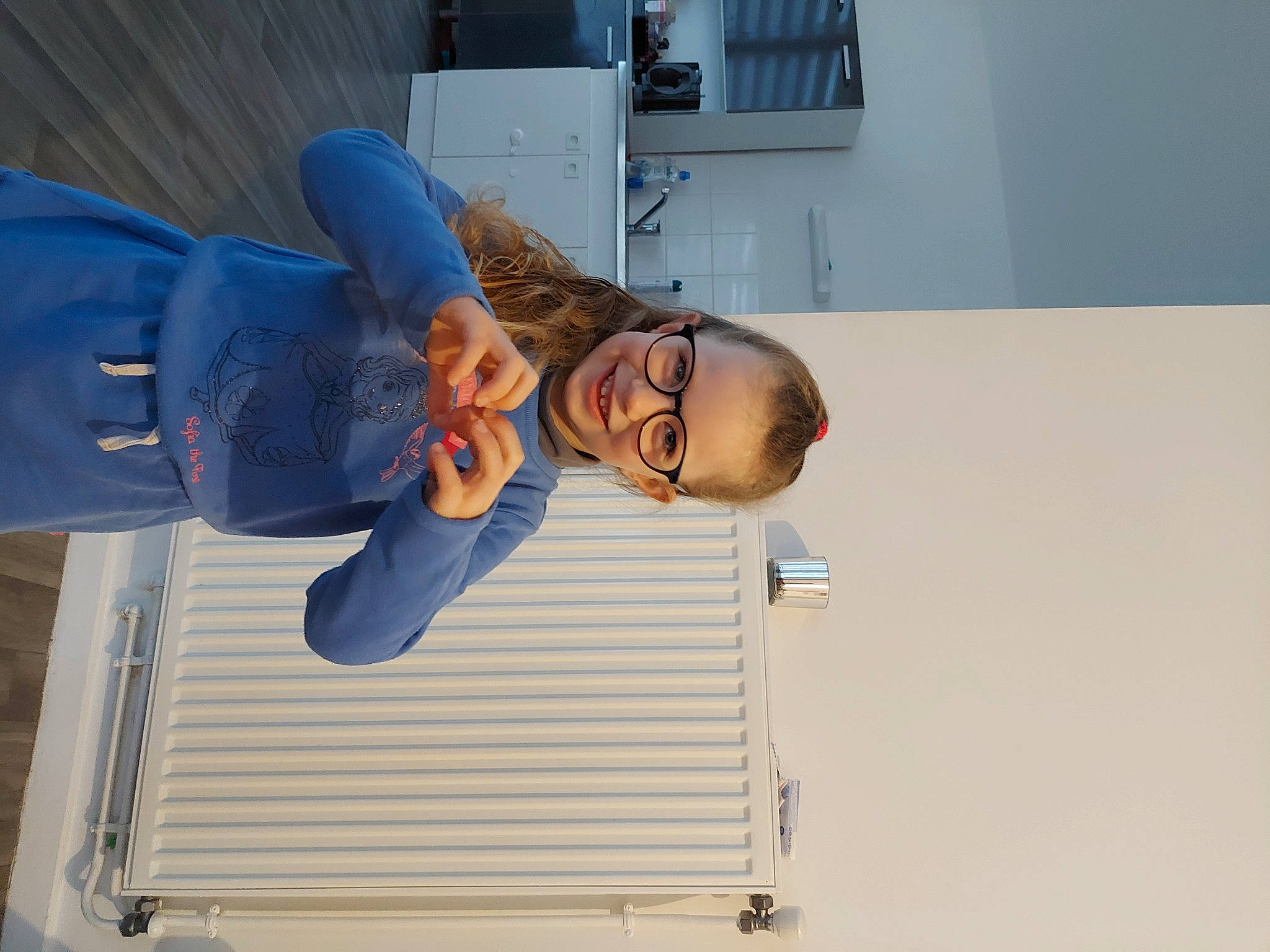 Améthyste participe au concours pour gagner de l'argent avec cette photo : arm, dress_shirt, elbow, electric_blue, engineering, event, eyewear, fashion_design, gesture, joy, person, room, smile, standing, white_collar_worker, wrist