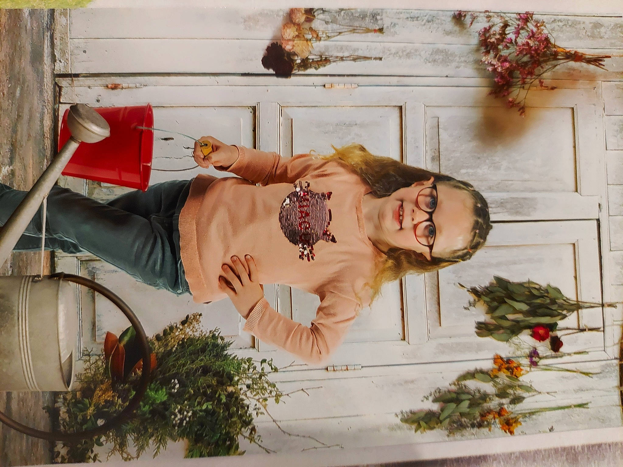 Améthyste participe au concours pour gagner de l'argent avec cette photo : bouquet, building, cut_flowers, dress, event, floral_design, floristry, flower, flower_arranging, flowerpot, happy, houseplant, leaf, leg, orange, person, plant, shoe, tree, window