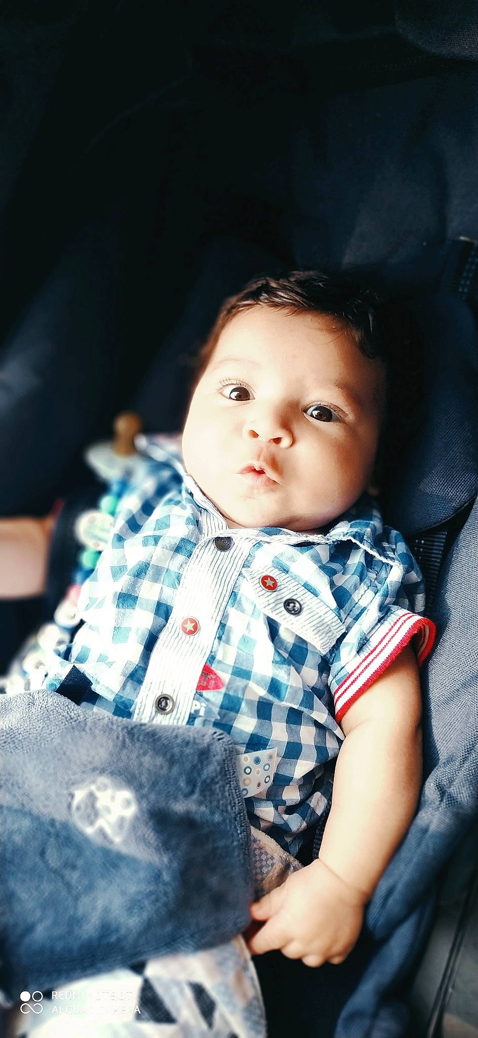 Nahel a rejoint le concours — aidez-le/la à gagner de superbes lots ! baby, baby_toddler_clothing, cheek, child, collar, comfort, darkness, electric_blue, eye, flash_photography, happy, iris, pattern, person, plaid, portrait_photography, sitting, skin, sleeve, tartan