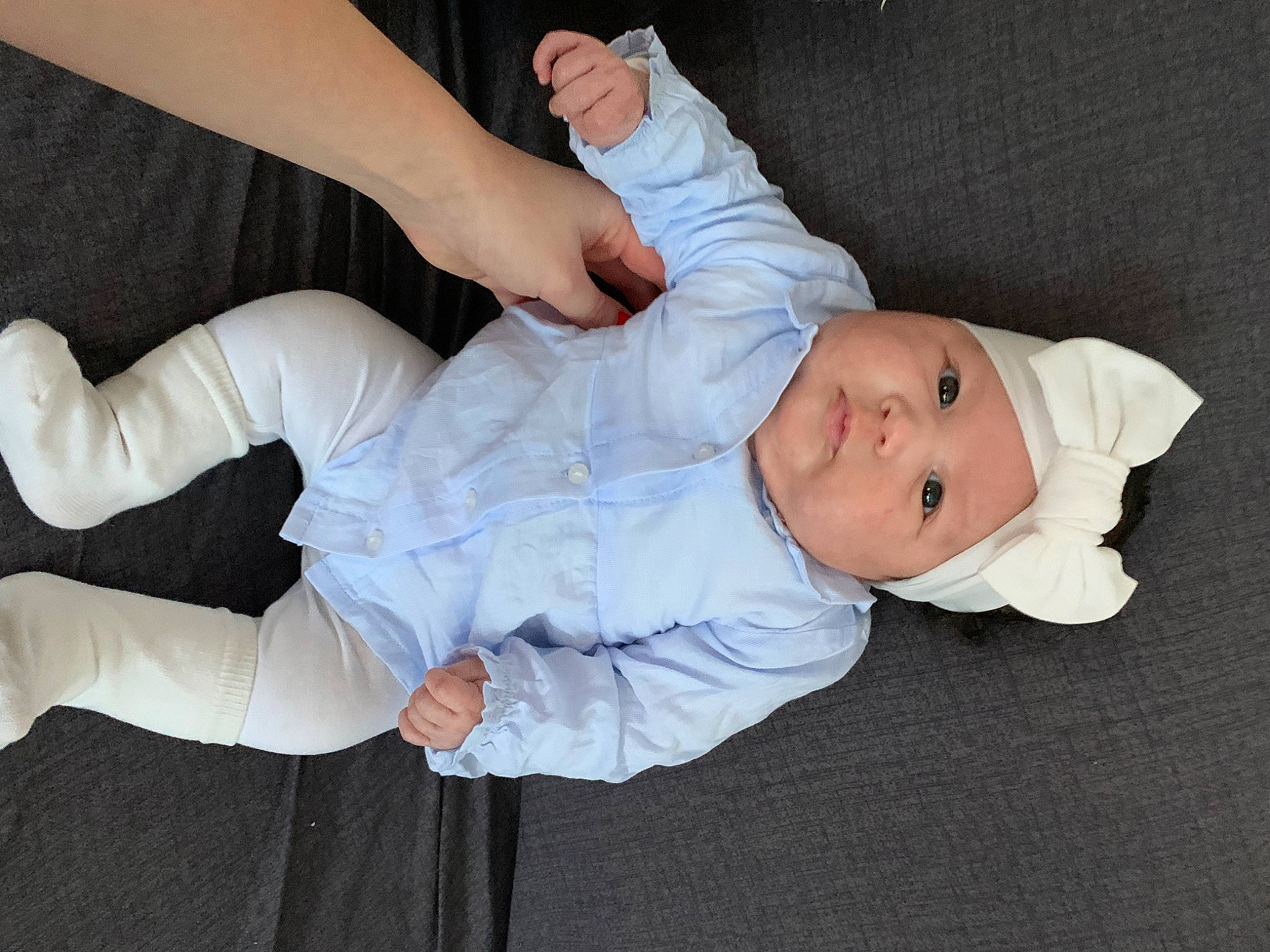 Irys a rejoint le concours — aidez-le/la à gagner de superbes lots ! baby, baby_toddler_clothing, child, comfort, elbow, finger, foot, gesture, hand, hat, headwear, human_leg, knee, leg, person, sitting, sleeve, smile, sock, thumb
