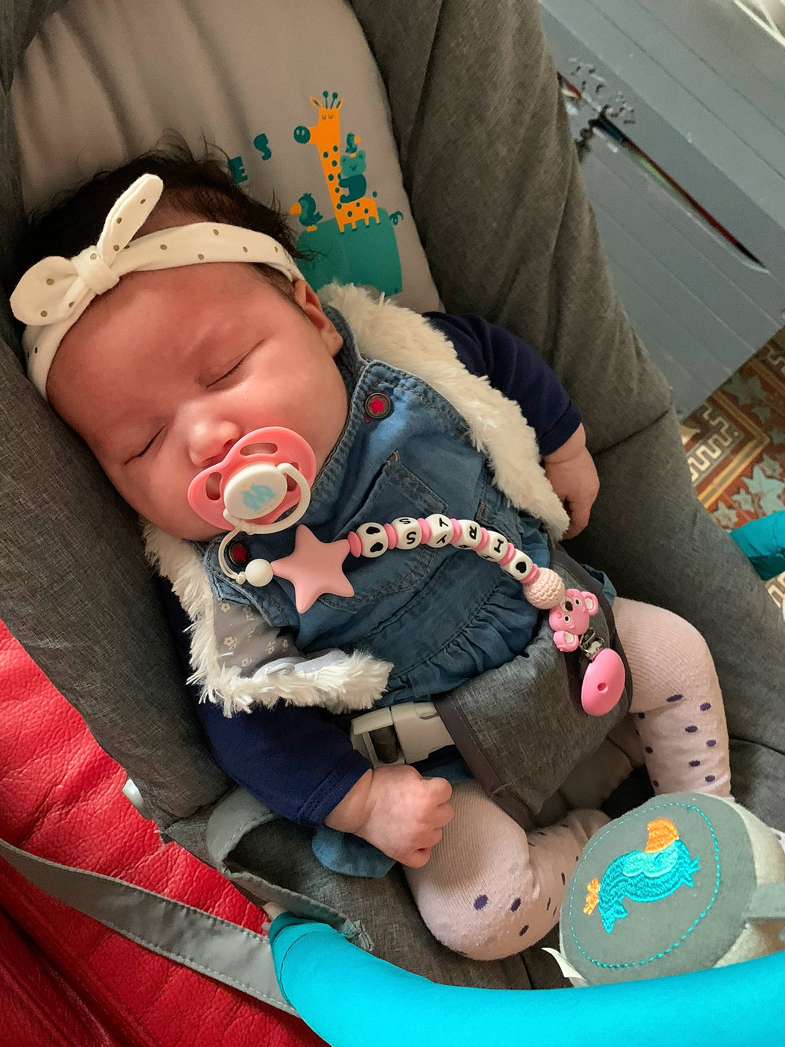 Irys participe au concours pour gagner de l'argent avec cette photo : baby, baby_carriage, baby_in_car_seat, baby_products, baby_safety, baby_sleeping, baby_toddler_clothing, car_seat, cheek, child, comfort, lap, linens, mouth, person, personal_protective_equipment, product, sitting, skin, thigh