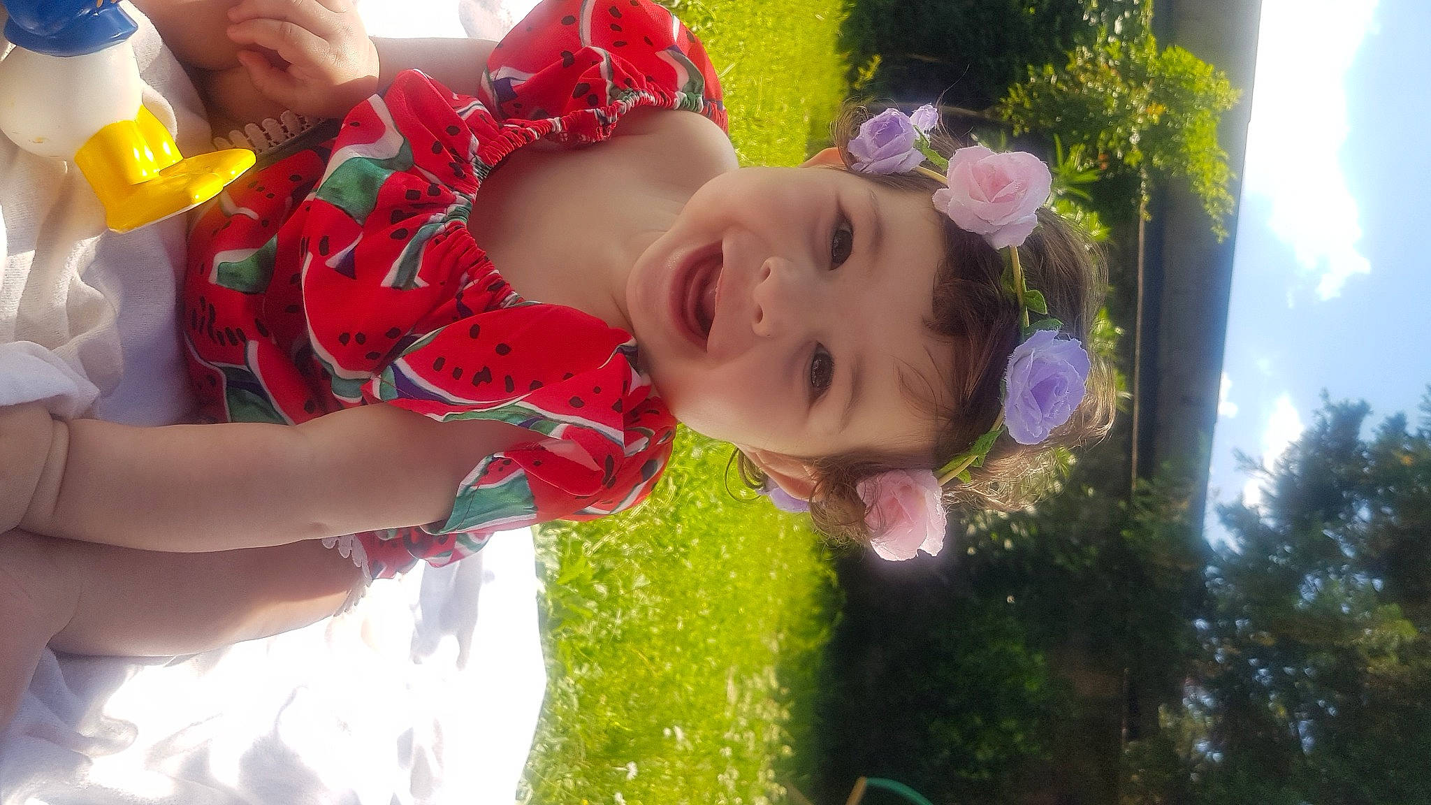 Eline participe au concours pour gagner de l'argent avec cette photo : baby, baby_toddler_clothing, child, finger, fun, grass, green, happy, hat, headwear, joy, leisure, people_in_nature, person, pink, plant, recreation, smile, spring, sunlight