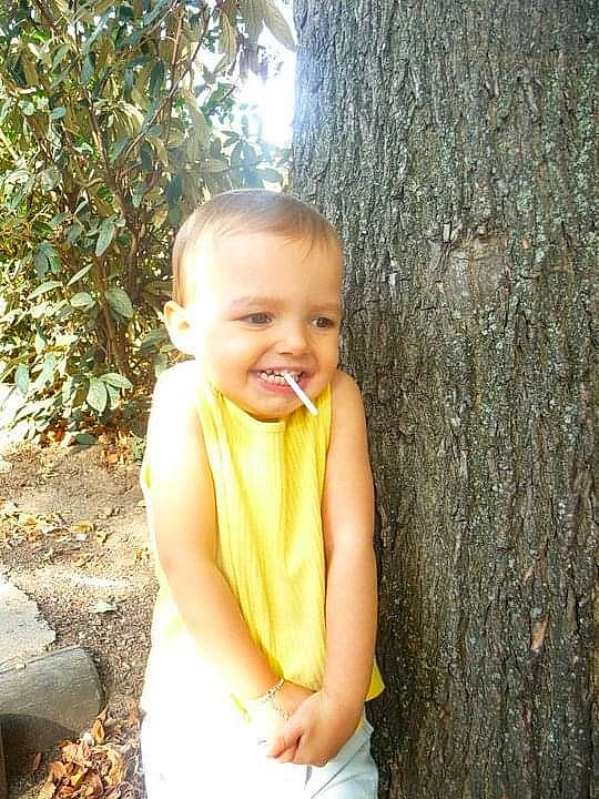 Emy a rejoint le concours — aidez-le/la à gagner de superbes lots ! baby, baby_toddler_clothing, chest, child, dress, flash_photography, grass, happy, joy, leisure, lip, people_in_nature, person, plant, portrait_photography, sitting, smile, toddler, tree, trunk