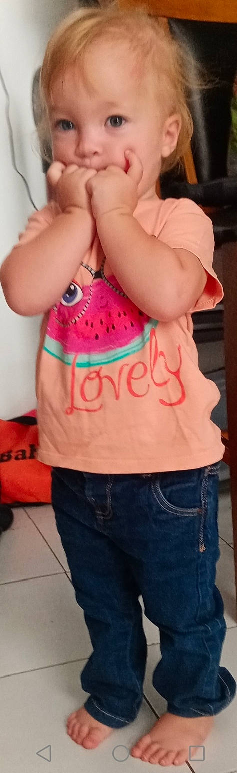 Julianna participe au concours pour gagner de l'argent avec cette photo : arm, baby_toddler_clothing, chest, finger, gesture, glasses, hand, hat, headgear, human_body, jeans, neck, outerwear, person, pink, shoulder, sleeve, textile, thigh, trunk