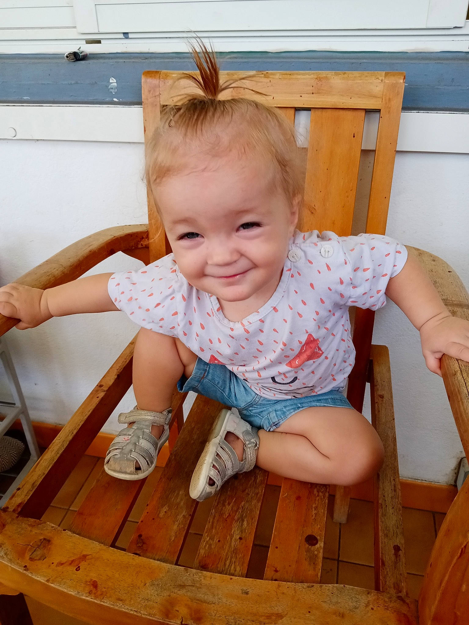Julianna participe au concours pour gagner de l'argent avec cette photo : baby_toddler_clothing, beauty, chair, child, face, finger, floor, flooring, fun, happy, hardwood, human_leg, joy, leg, leisure, person, sitting, skin, smile, thigh