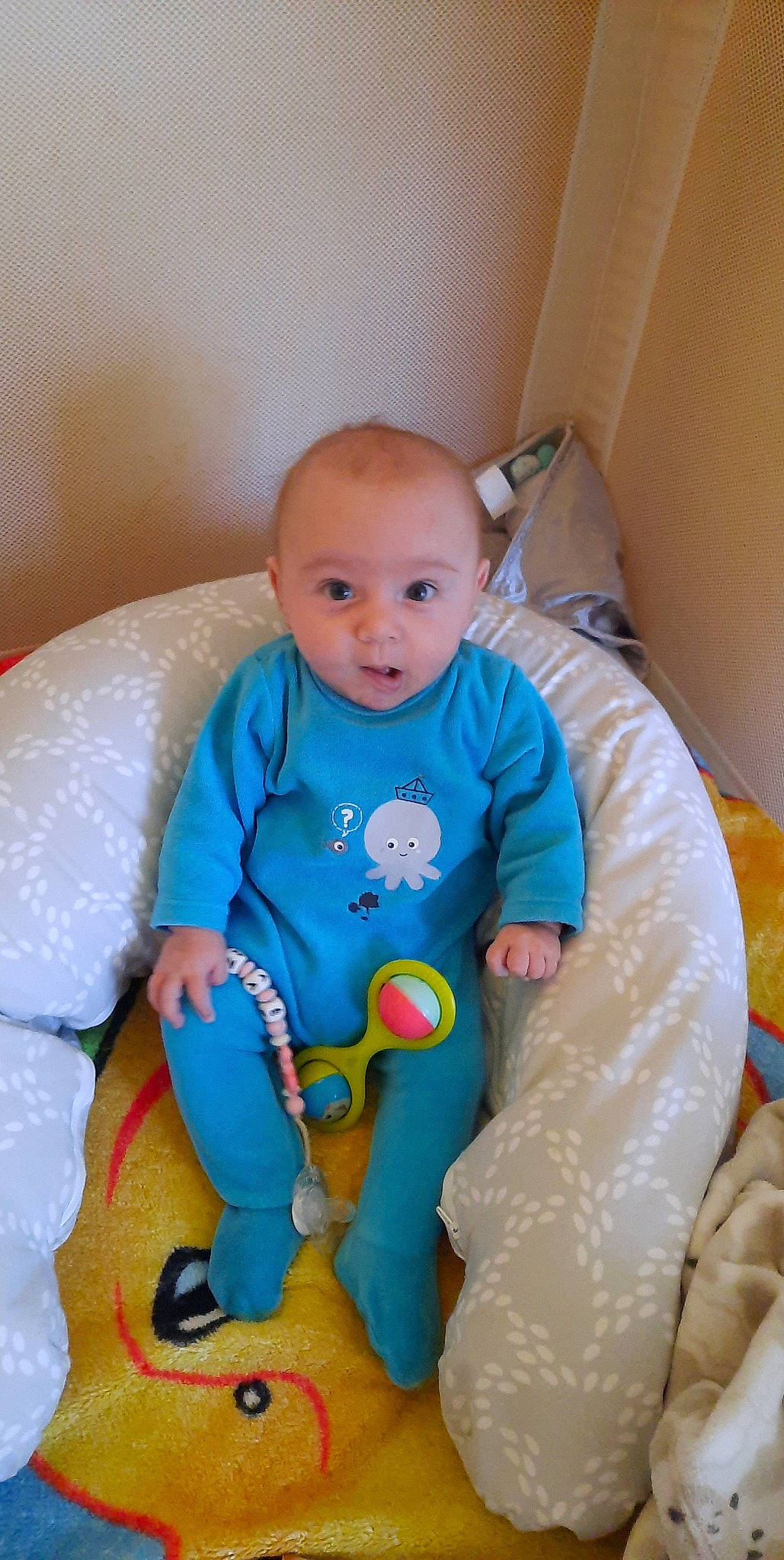 Anaé a rejoint le concours — aidez-le/la à gagner de superbes lots ! arm, baby, baby_products, baby_toddler_clothing, cheek, child, comfort, electric_blue, eye, face, fun, head, leg, linens, mouth, person, sitting, skin, sleeve, surprise