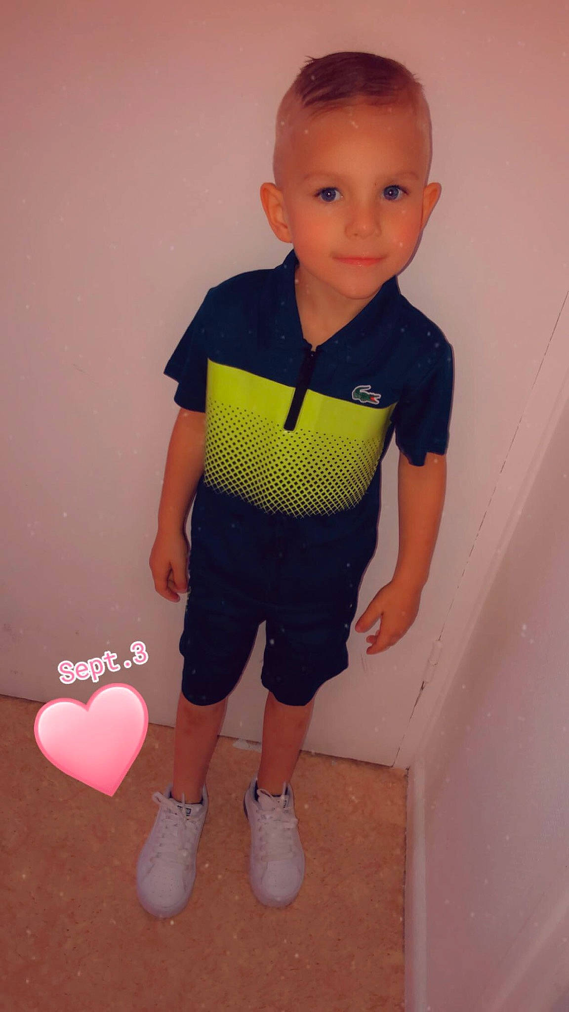 Ayman participe au concours pour gagner de l'argent avec cette photo : baby_toddler_clothing, collar, dress_shirt, facial_expression, finger, hair, hairstyle, happy, joint, knee, leg, neck, person, shorts, sleeve, smile, sportswear, standing, t_shirt, waist