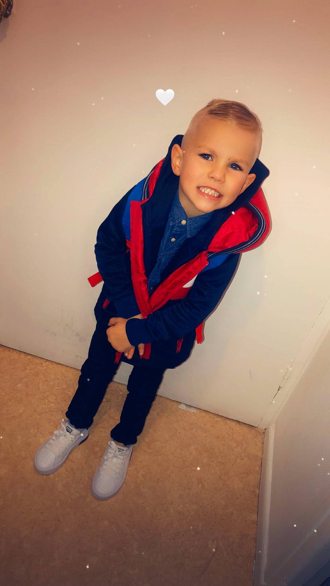 Ayman a rejoint le concours — aidez-le/la à gagner de superbes lots ! cheek, child, electric_blue, face, flash_photography, flooring, fun, happy, head, jacket, joy, knee, person, personal_protective_equipment, portrait_photography, room, sitting, sleeve, standing, t_shirt