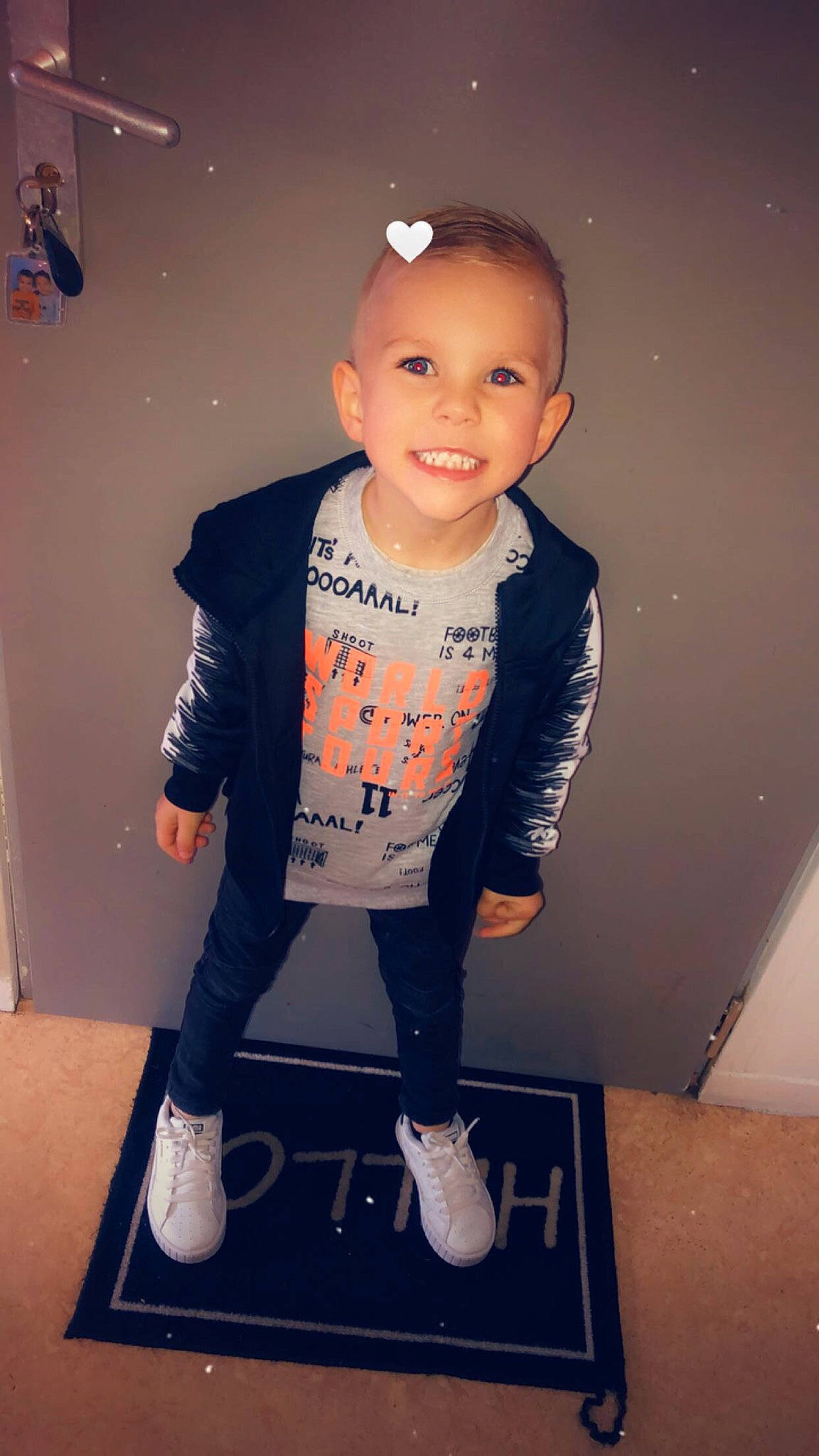 Ayman a rejoint le concours — aidez-le/la à gagner de superbes lots ! baby_toddler_clothing, child, cool, denim, electric_blue, flash_photography, flooring, fun, happy, headgear, joy, knee, leg, person, personal_protective_equipment, sleeve, smile, sportswear, standing, t_shirt