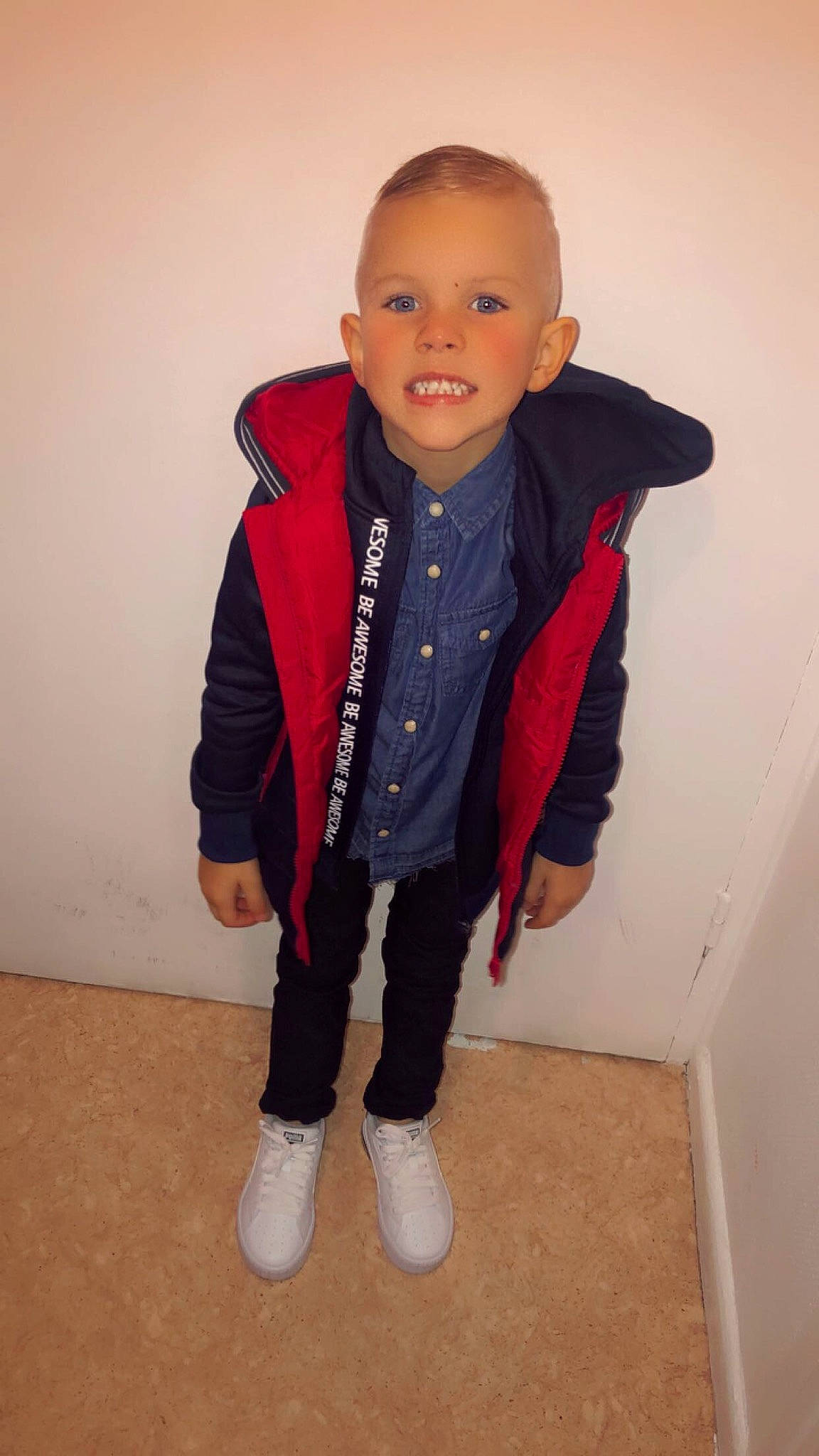 Ayman a rejoint le concours — aidez-le/la à gagner de superbes lots ! baby_toddler_clothing, blazer, child, collar, dress_shirt, electric_blue, face, fashion_accessory, flooring, formal_wear, happy, jacket, knee, neck, pattern, person, sleeve, smile, standing, toddler