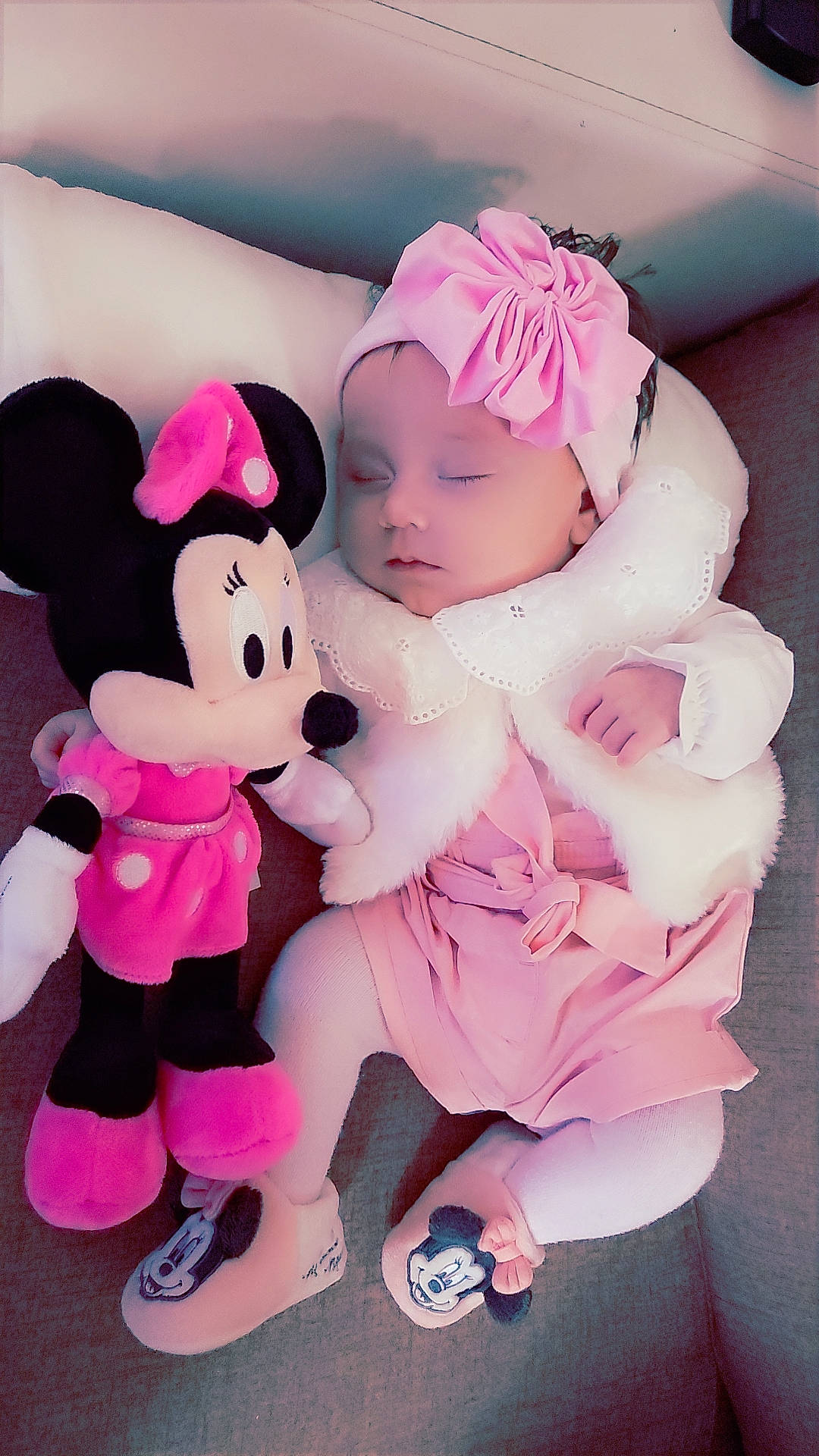 Lya participe au concours pour gagner de l'argent avec cette photo : baby, baby_products, baby_toddler_clothing, carmine, child, doll, fashion_accessory, fur, happy, headband, headpiece, headwear, magenta, peach, person, petal, pink, plush, stuffed_toy, textile