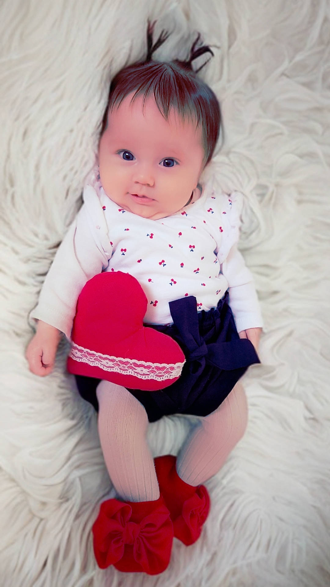 Lya a rejoint le concours — aidez-le/la à gagner de superbes lots ! arm, baby, baby_toddler_clothing, child, comfort, dress, eye, finger, hand, happy, headgear, human_body, pattern, person, pink, skin, sleeve, smile, sock, thigh