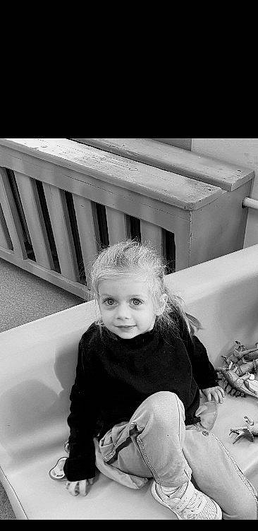 Elina a rejoint le concours — aidez-le/la à gagner de superbes lots ! baby, black, black_and_white, child, eye, flash_photography, fun, happy, laugh, monochrome, monochrome_photography, person, portrait_photography, room, sitting, smile, stock_photography, style, toddler, vintage_clothing