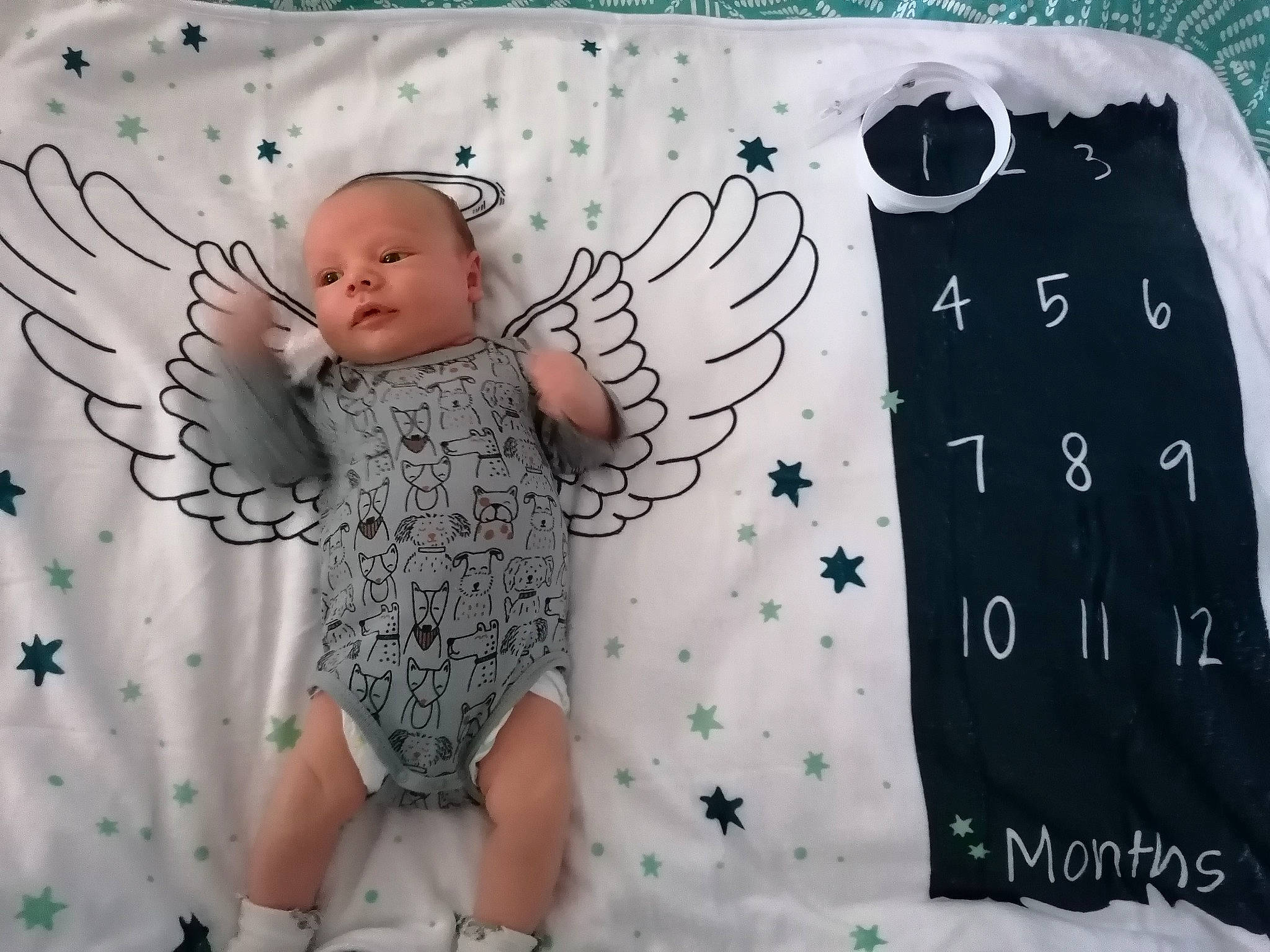 Arsène a rejoint le concours — aidez-le/la à gagner de superbes lots ! art, baby, baby_toddler_clothing, child, comfort, facial_expression, fashion_accessory, finger, happy, human_leg, illustration, linens, pattern, person, photograph, pink, sleeve, t_shirt, textile, toddler