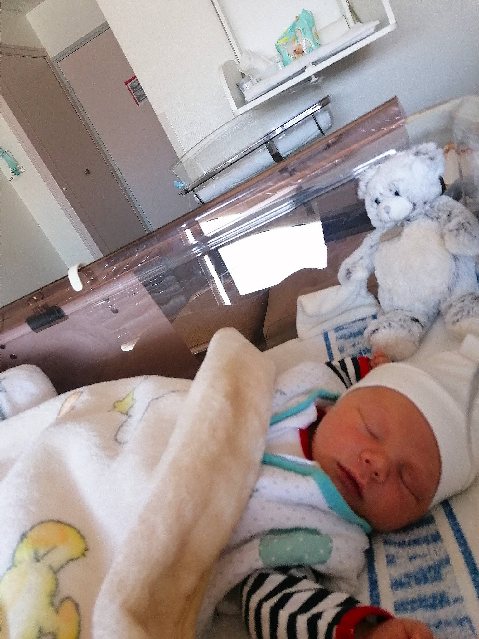 Arsène a rejoint le concours — aidez-le/la à gagner de superbes lots ! baby, bed, bed_sheet, bedding, child, comfort, headwear, health_care, hospital, hospital_bed, linens, mammal, medical, medical_equipment, person, room, skin, snapshot, textile, toddler