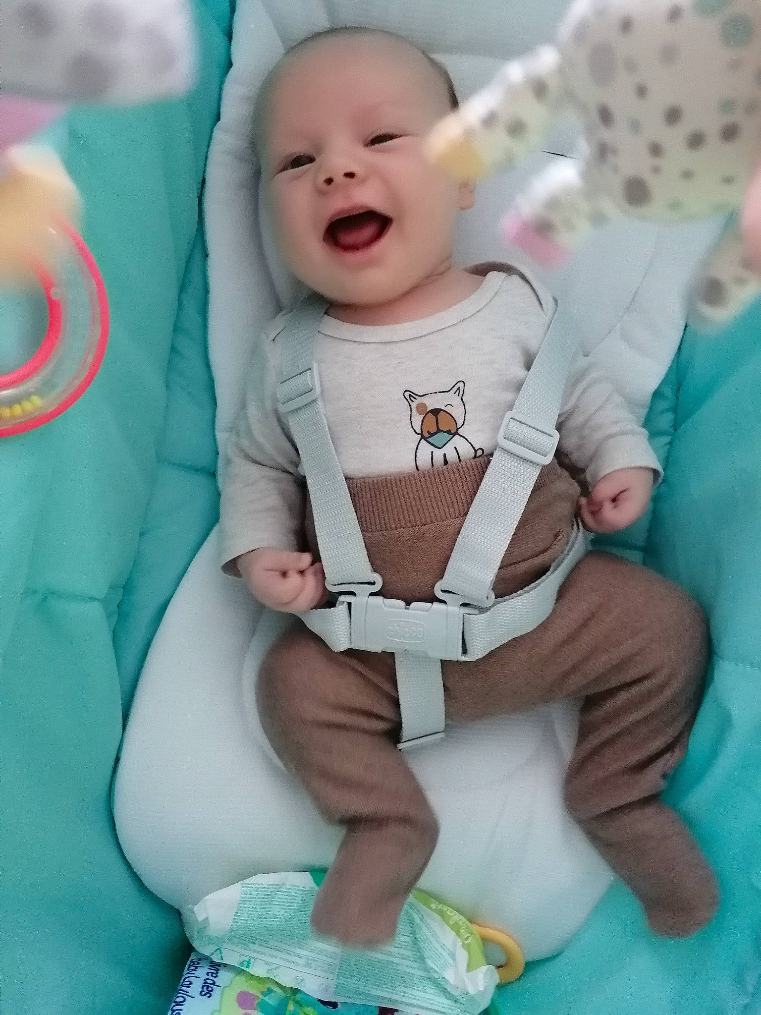 Arsène a rejoint le concours — aidez-le/la à gagner de superbes lots ! baby, baby_products, baby_toddler_clothing, cheek, child, comfort, green, happy, linens, magenta, pattern, person, pink, sitting, skin, sleeve, smile, toddler, white