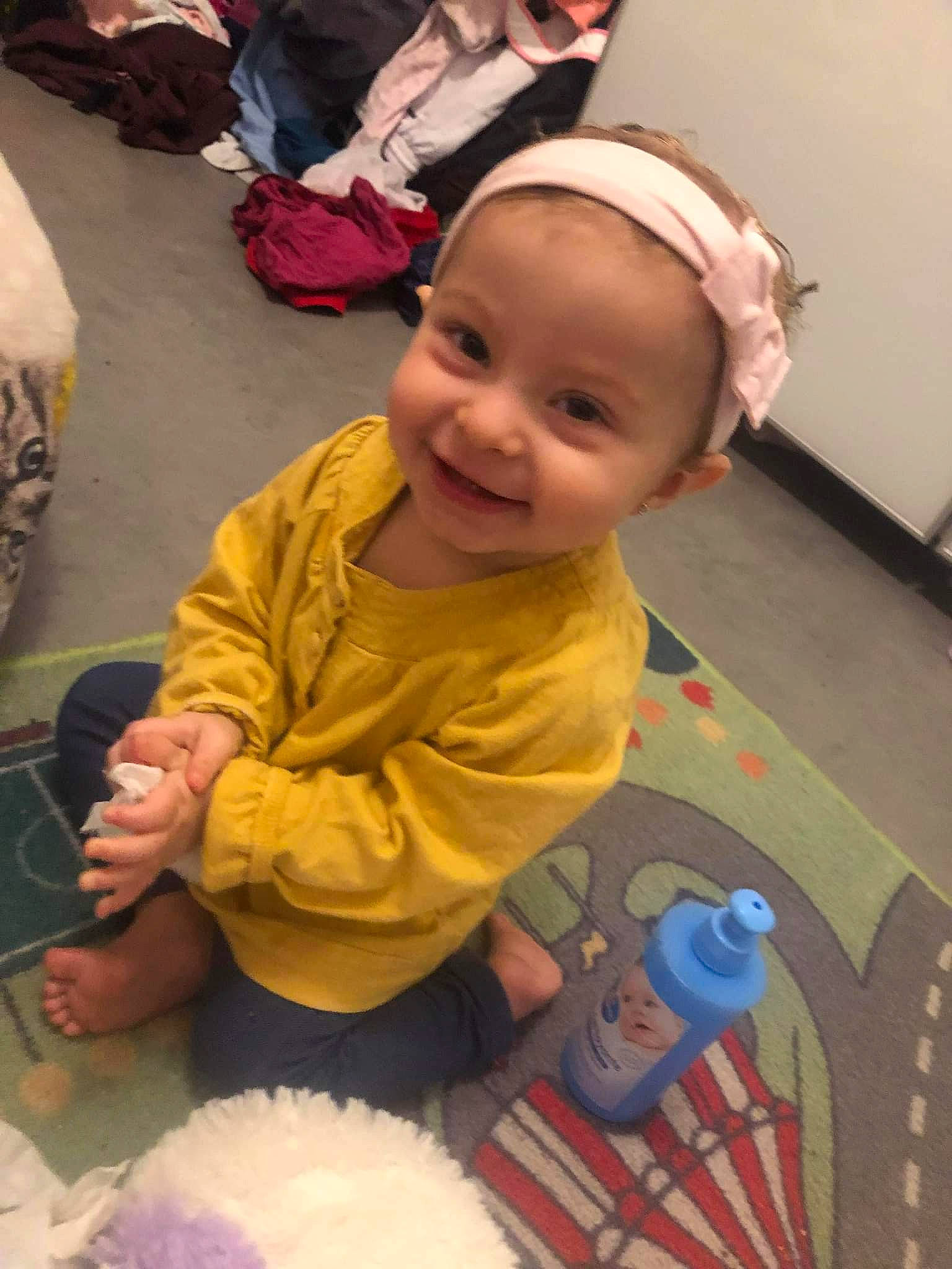 Nellya a rejoint le concours — aidez-le/la à gagner de superbes lots ! baby, baby_toddler_clothing, cheek, child, event, flooring, fun, happy, head, joy, leisure, mammal, organ, person, photograph, play, room, skin, smile, snapshot