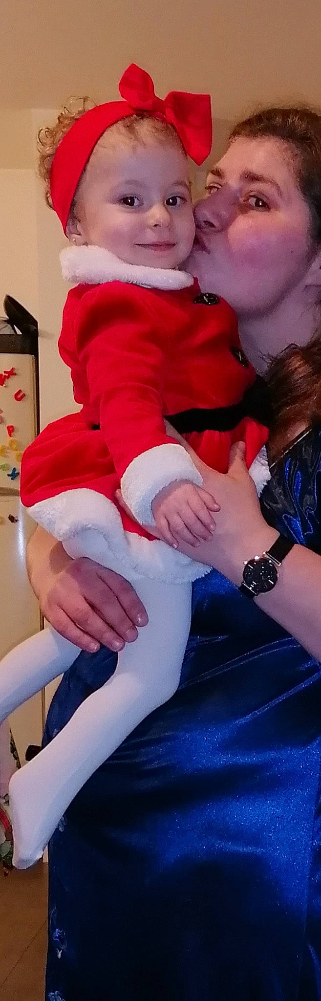 Nellya participe au concours pour gagner de l'argent avec cette photo : abdomen, blue, carmine, comfort, elbow, electric_blue, event, gesture, holiday, human_leg, joint, joy, knee, lap, person, red, santa_claus, sock, textile, thigh