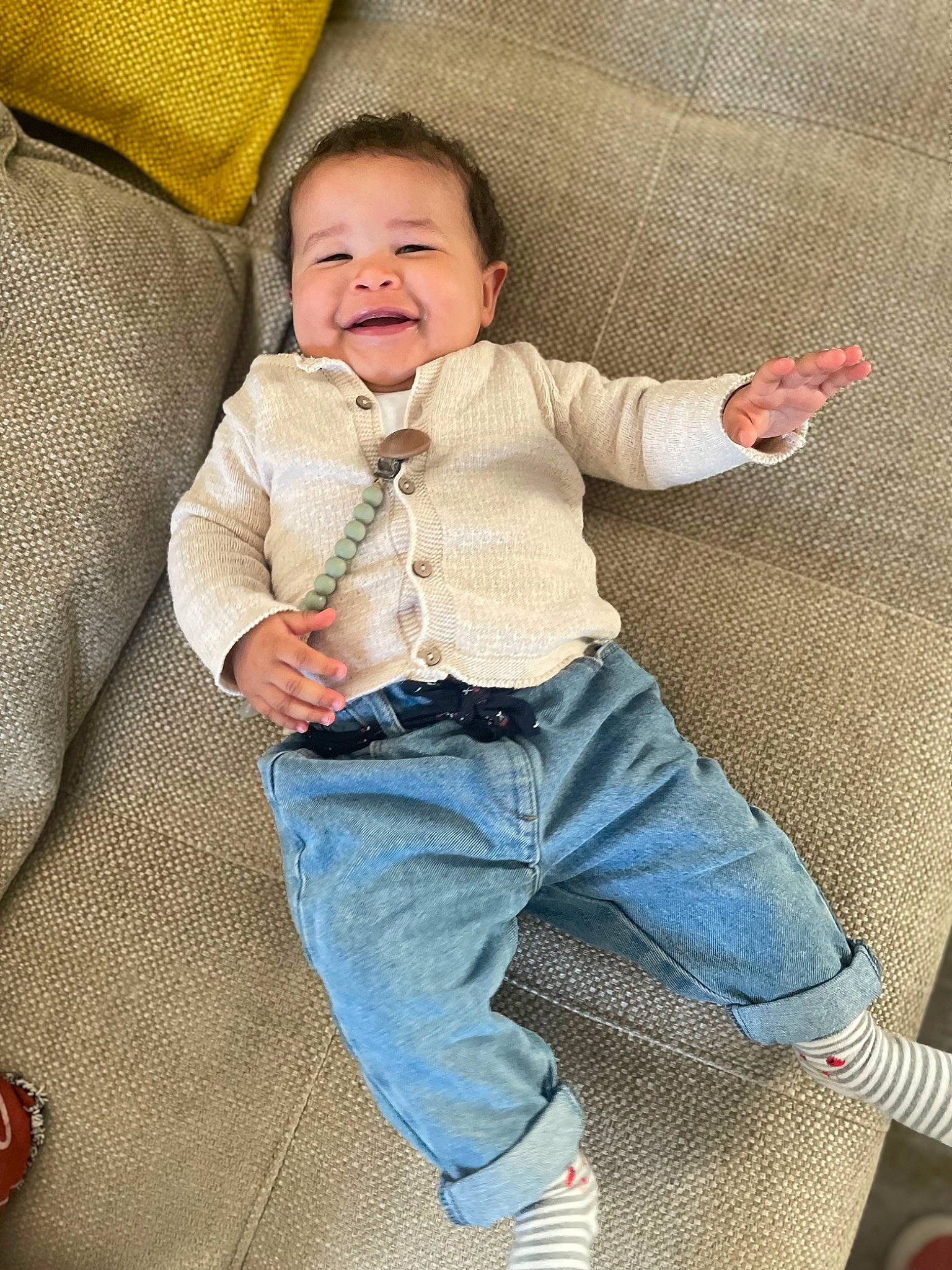Iris participe au concours pour gagner de l'argent avec cette photo : baby, baby_toddler_clothing, cheek, child, comfort, denim, face, fun, human_body, human_leg, joy, nose, pattern, person, sitting, sleeve, smile, sock, t_shirt, textile