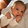 Leonie a rejoint le concours — aidez-le/la à gagner de superbes lots ! baby, infant, bed, white_clothing, hand, face, eyes, skin, indoors, portrait, newborn, soft_light, blanket, sleeping_area, cute, peaceful, child, human, resting, cozy