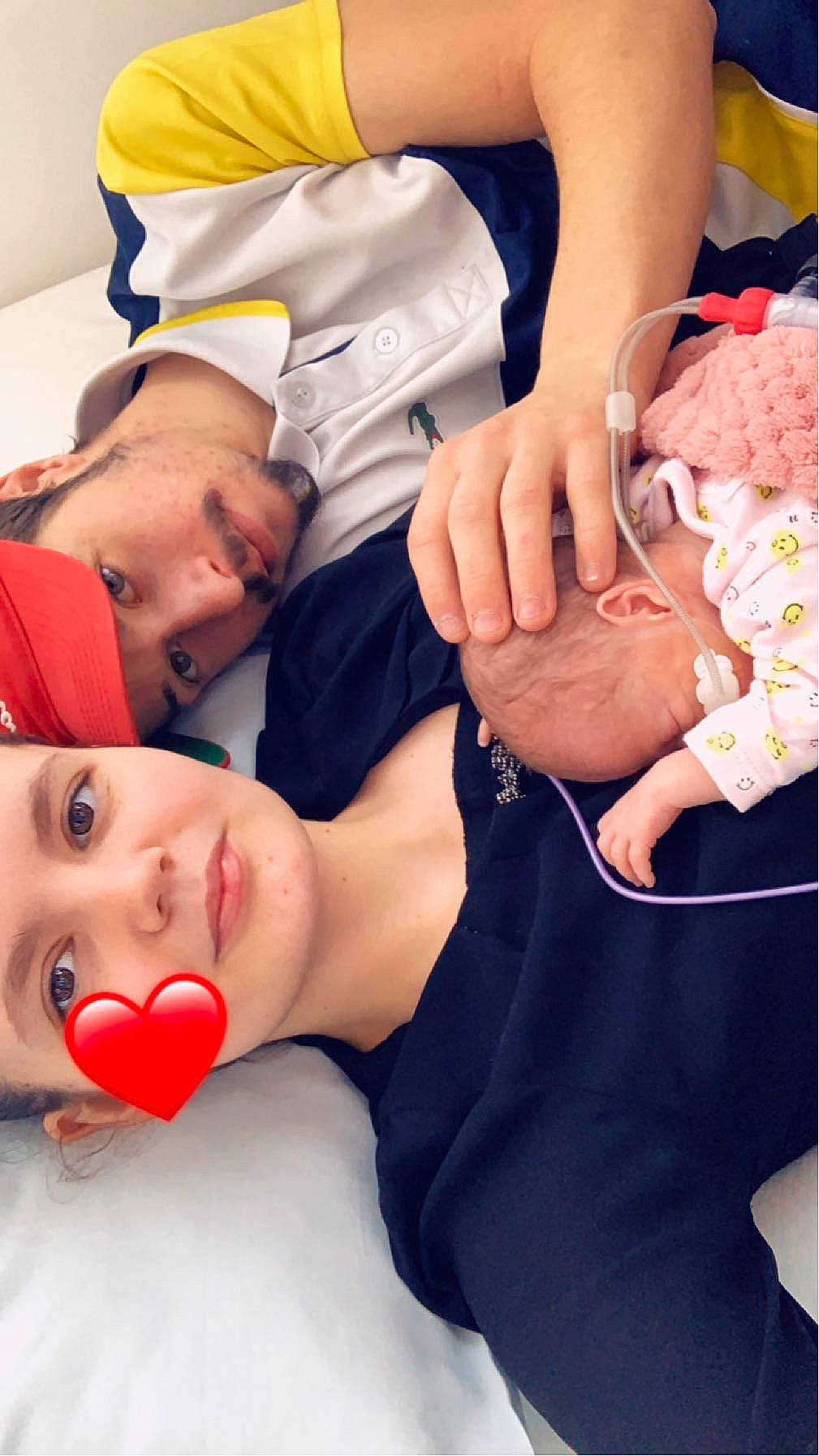 Rose participe au concours pour gagner de l'argent avec cette photo : abdomen, baby_toddler_clothing, child, comfort, elbow, event, finger, fun, gesture, happy, headwear, interaction, joint, joy, nail, person, product, skin, thumb, tie