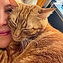 Noisette a rejoint le concours — aidez-le/la à gagner de superbes lots ! cat, orange_tabby, person, face, snuggling, close_up, indoor, cozy, whiskers, fur, smile, affection, resting, cute, pet, companion, warmth, soft_lighting, comfort, relaxed