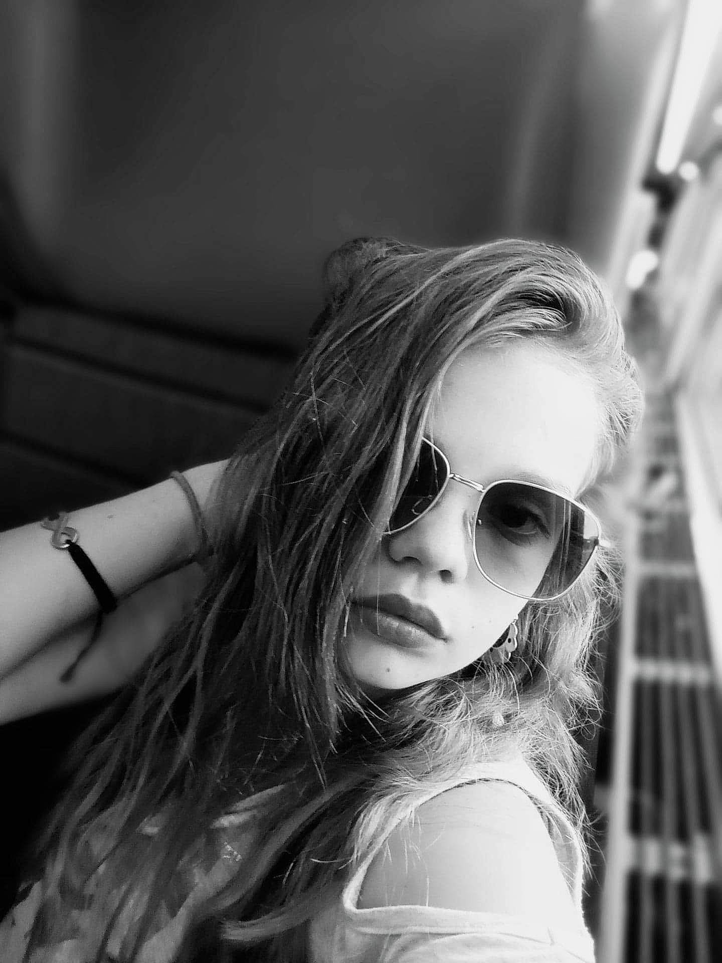 Noelya participe au concours pour gagner de l'argent avec cette photo : black, black_and_white, black_hair, cool, eyebrow, eyelash, eyewear, face, flash_photography, gesture, hair, hairstyle, happy, lip, mouth, person, shoulder, street_fashion, style, sunglasses